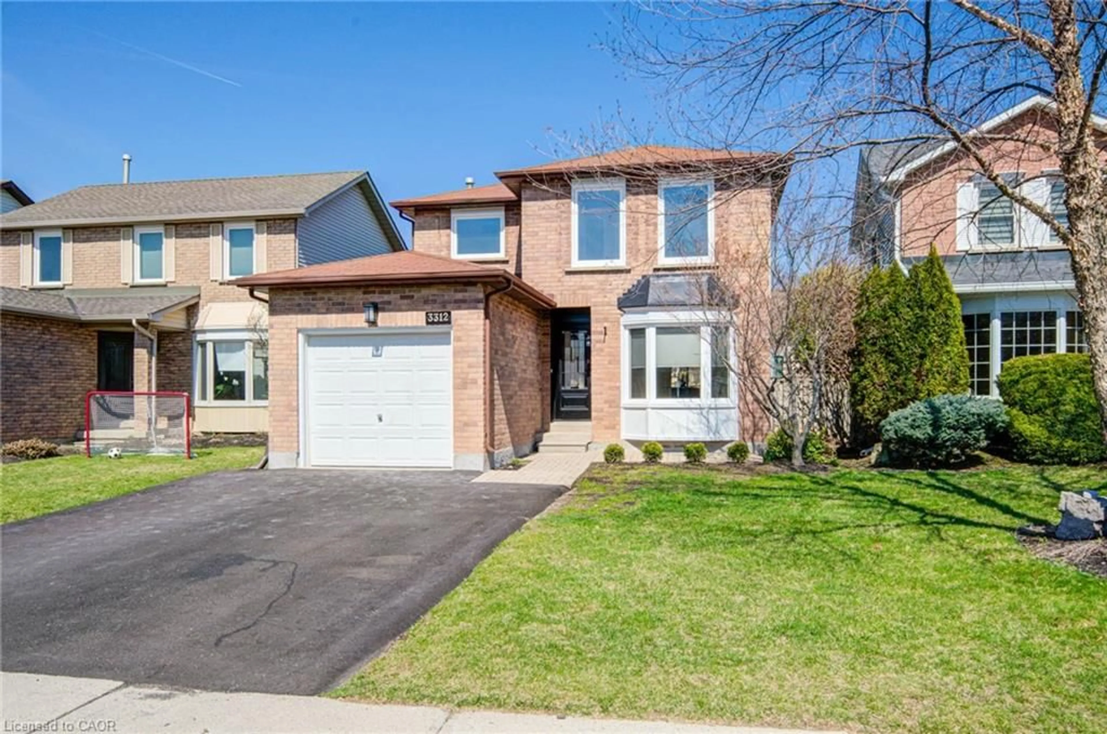 Home with brick exterior material, street for 3312 Woodcroft Cres, Burlington Ontario L7M 3L5