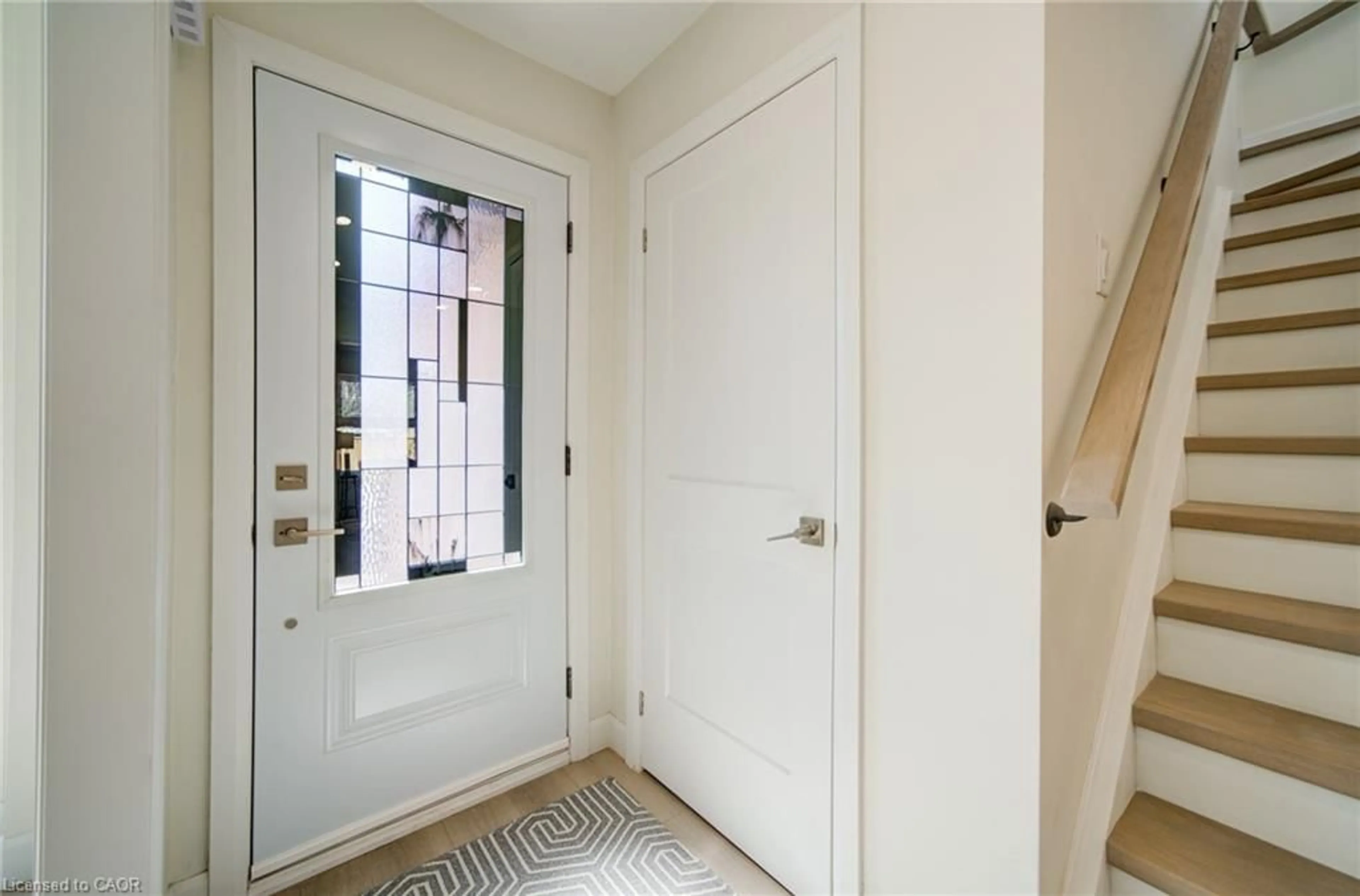 Indoor entryway for 3312 Woodcroft Cres, Burlington Ontario L7M 3L5