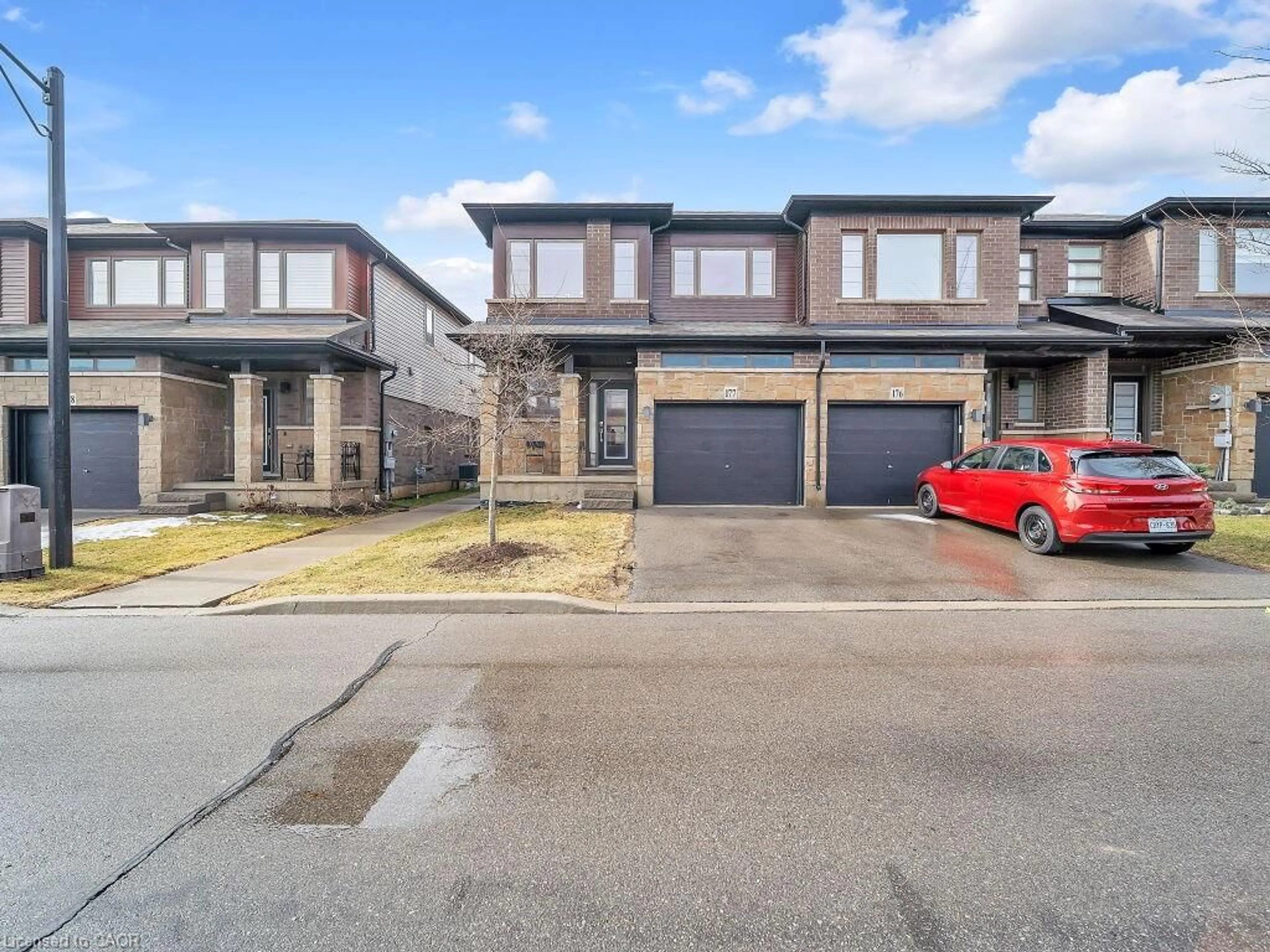 A pic from outside/outdoor area/front of a property/back of a property/a pic from drone, street for 30 Times Square Blvd, Hamilton Ontario L8J 0M1