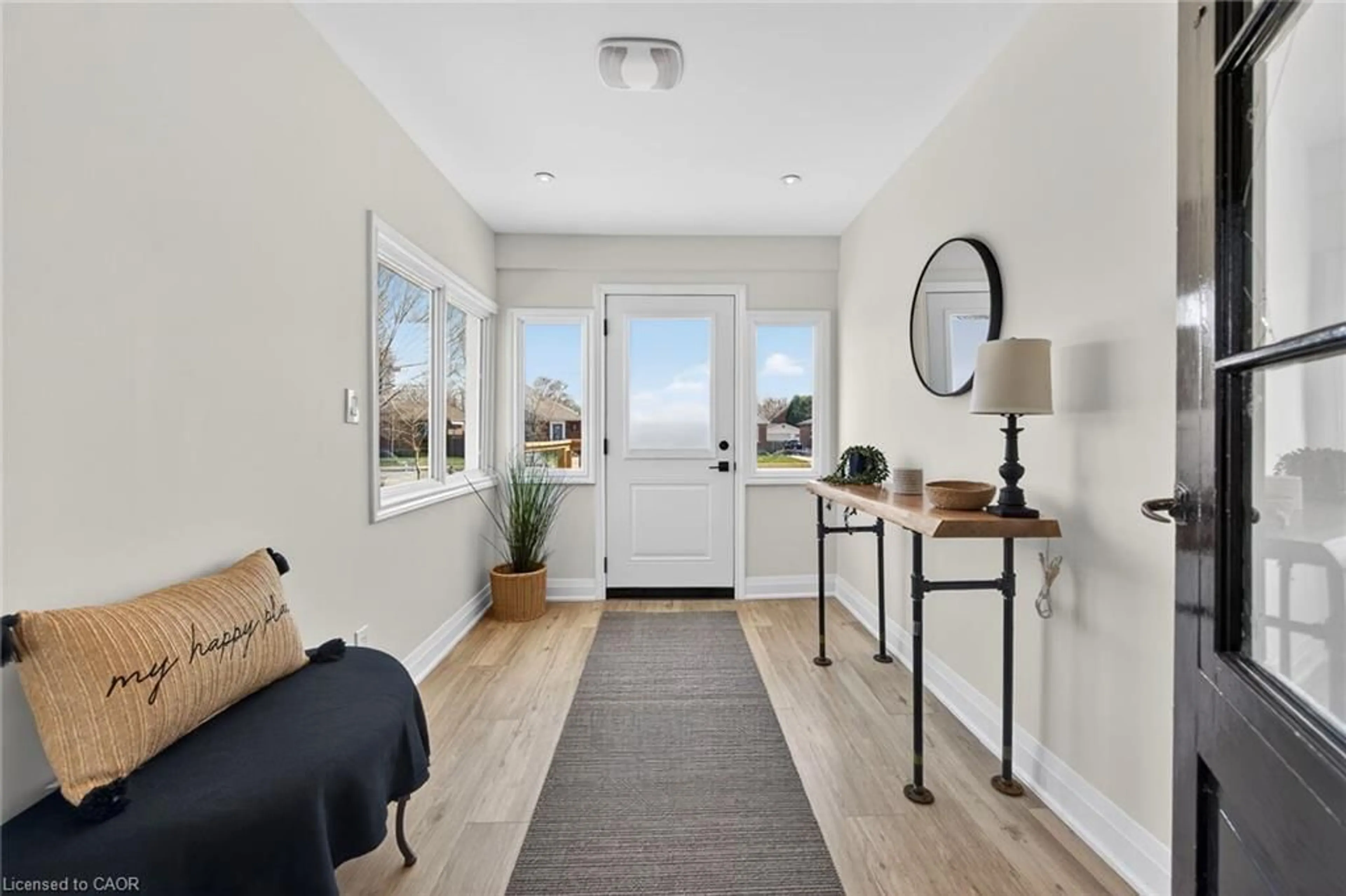 Indoor entryway for 844 Upper Wellington St, Hamilton Ontario L9A 3R9