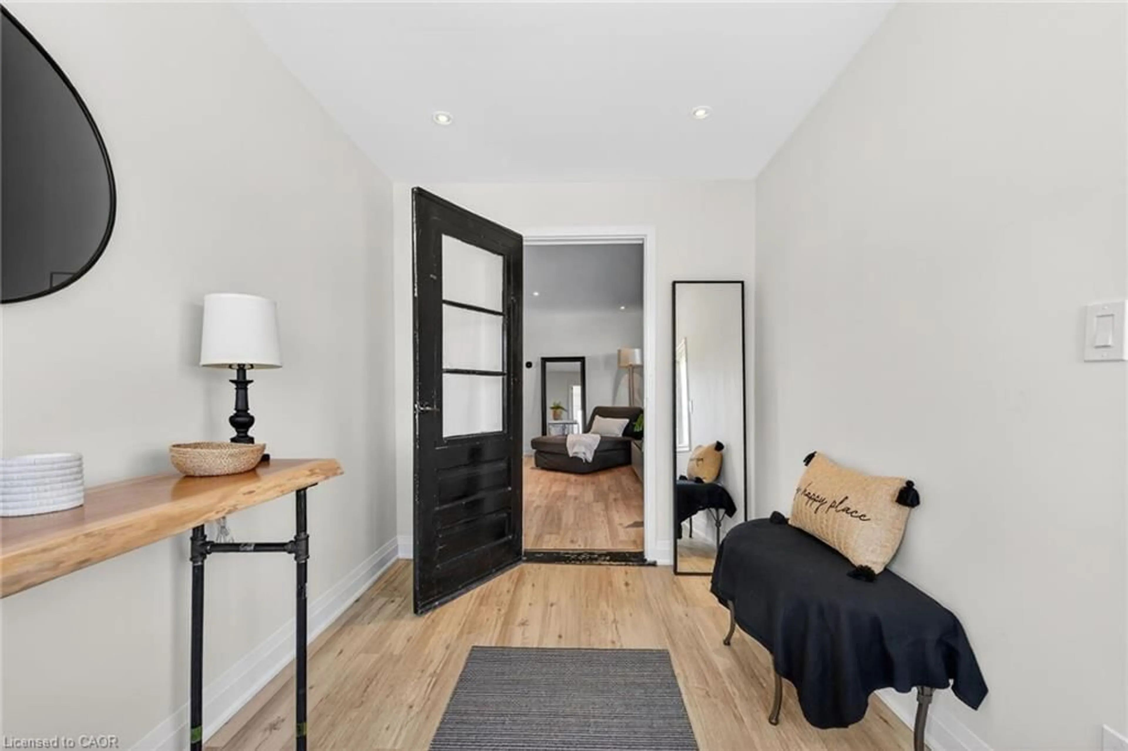 Indoor entryway for 844 Upper Wellington St, Hamilton Ontario L9A 3R9