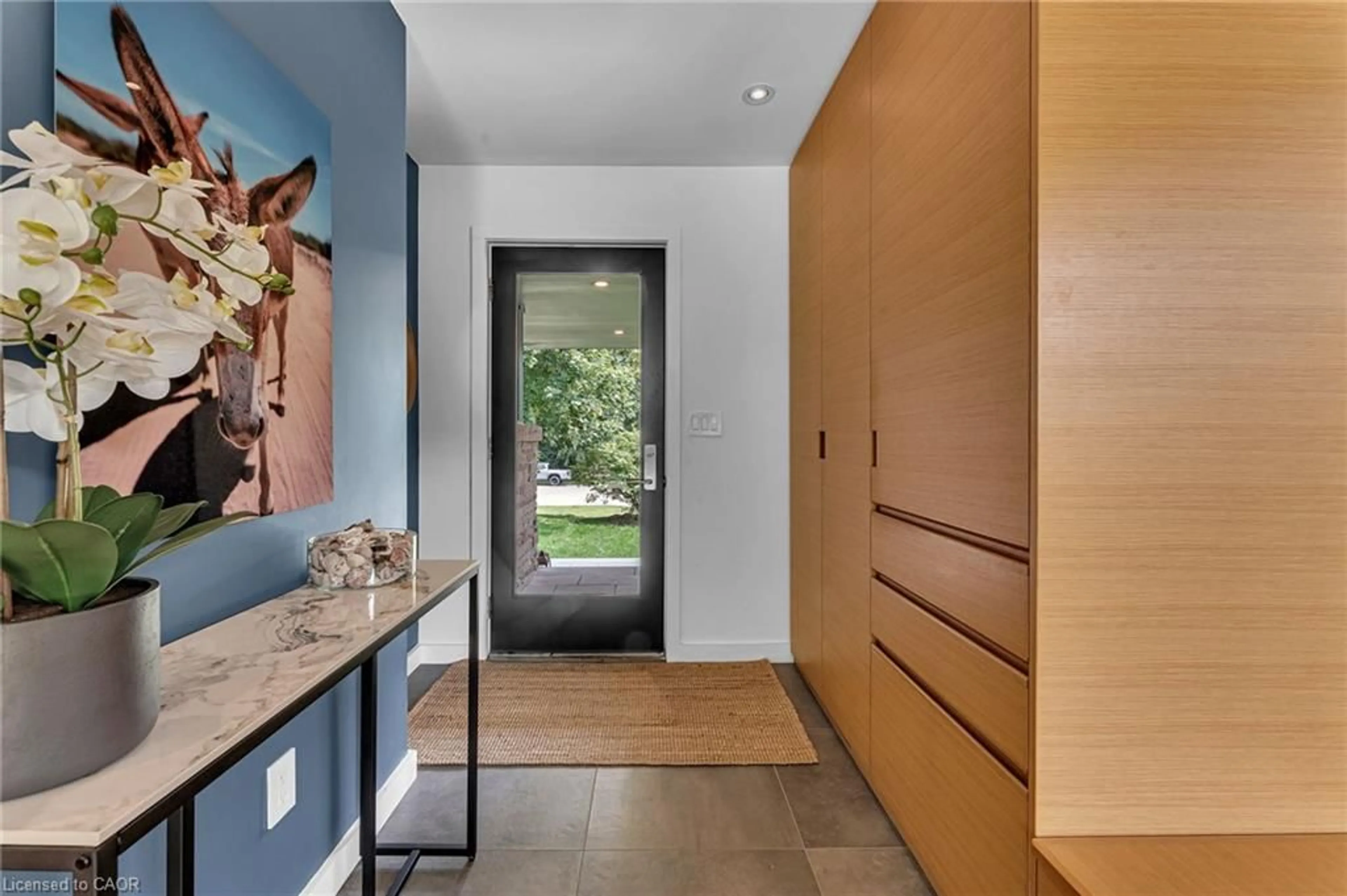 Indoor entryway for 368 Philip Pl, Ancaster Ontario L9G 3G8