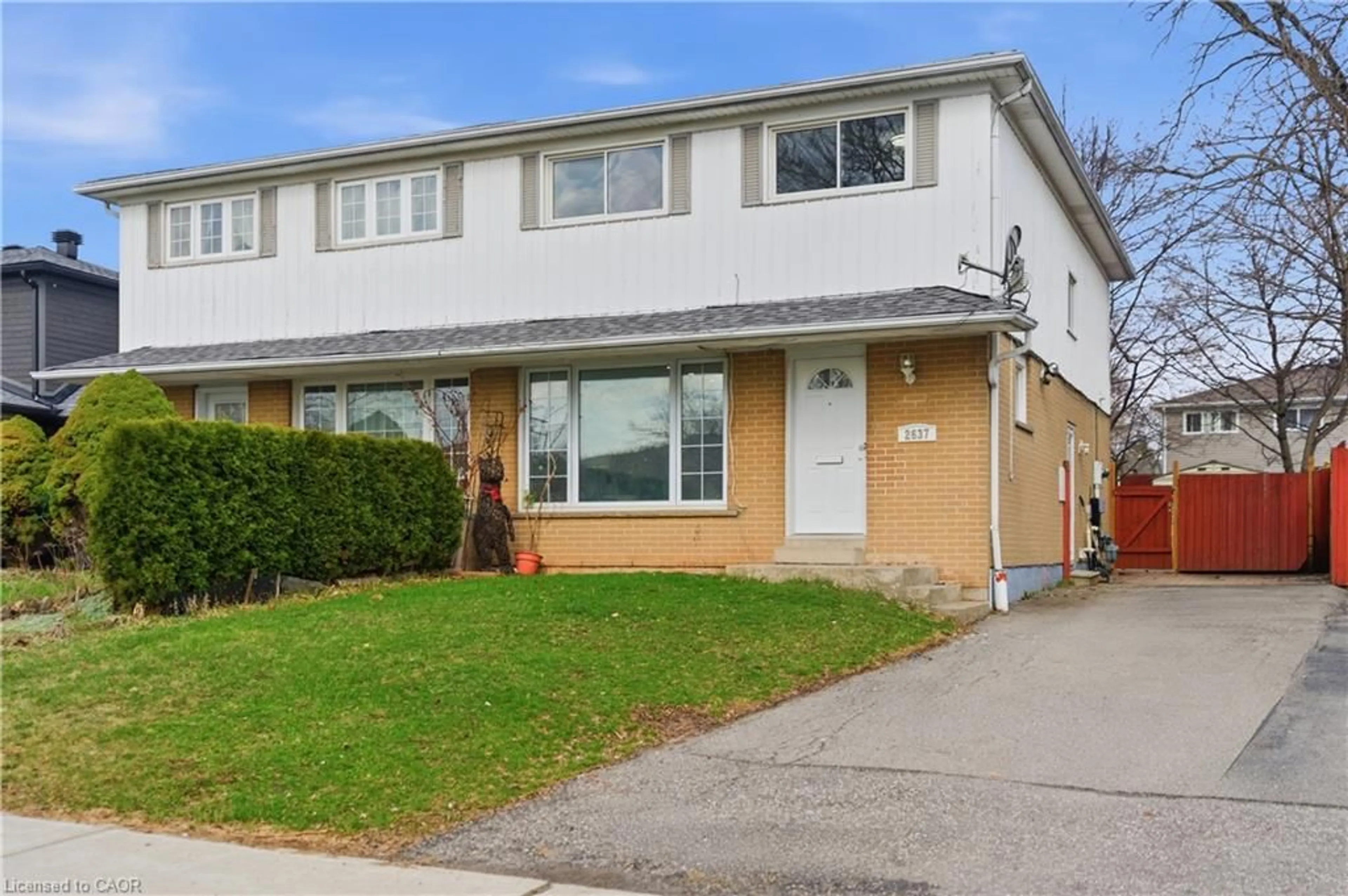 Home with vinyl exterior material, street for 2637 Altadena Crt, Mississauga Ontario L5K 1G1