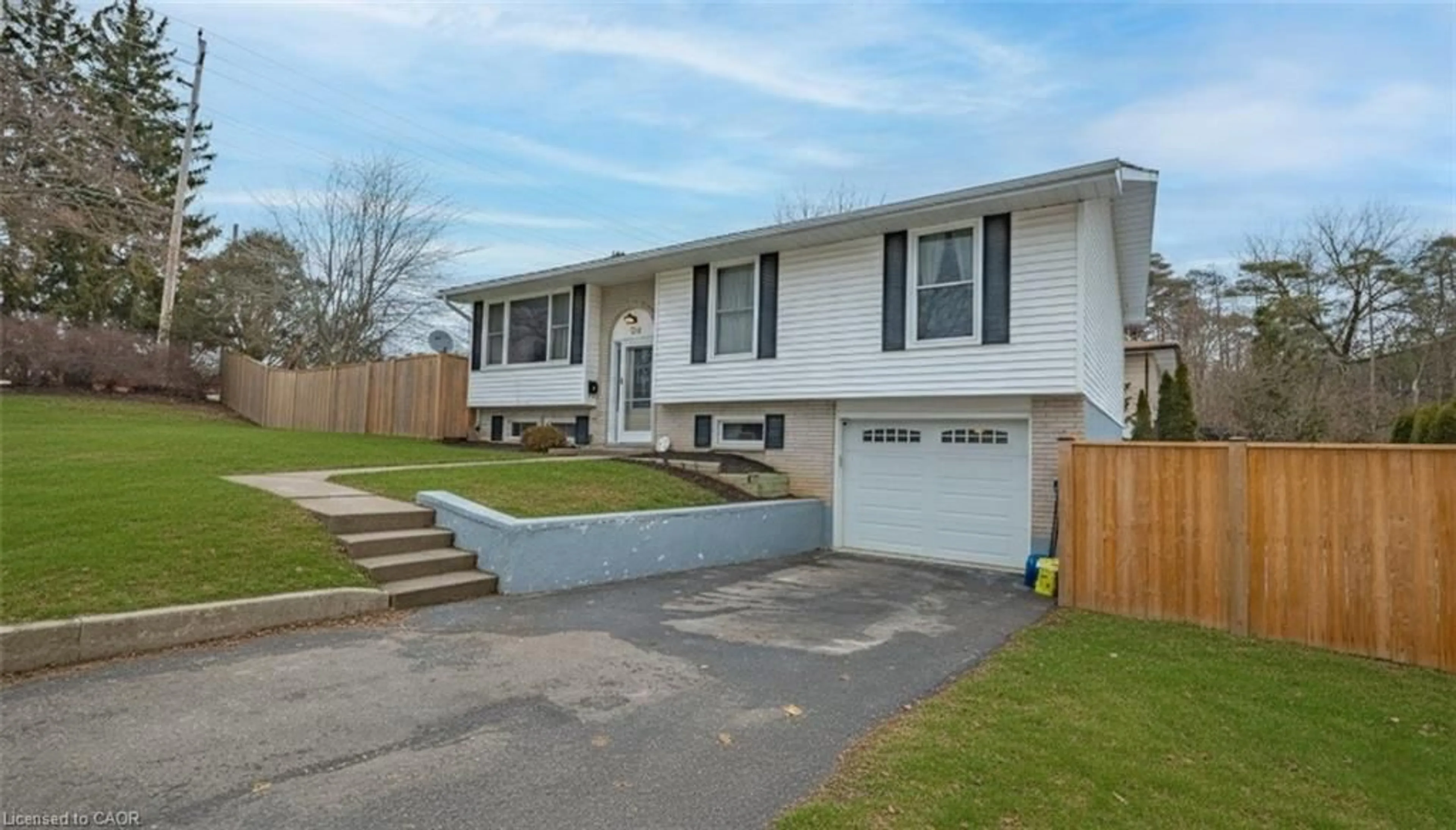 Home with vinyl exterior material, street for 106 Oakwood Ave, Simcoe Ontario N3Y 1H9