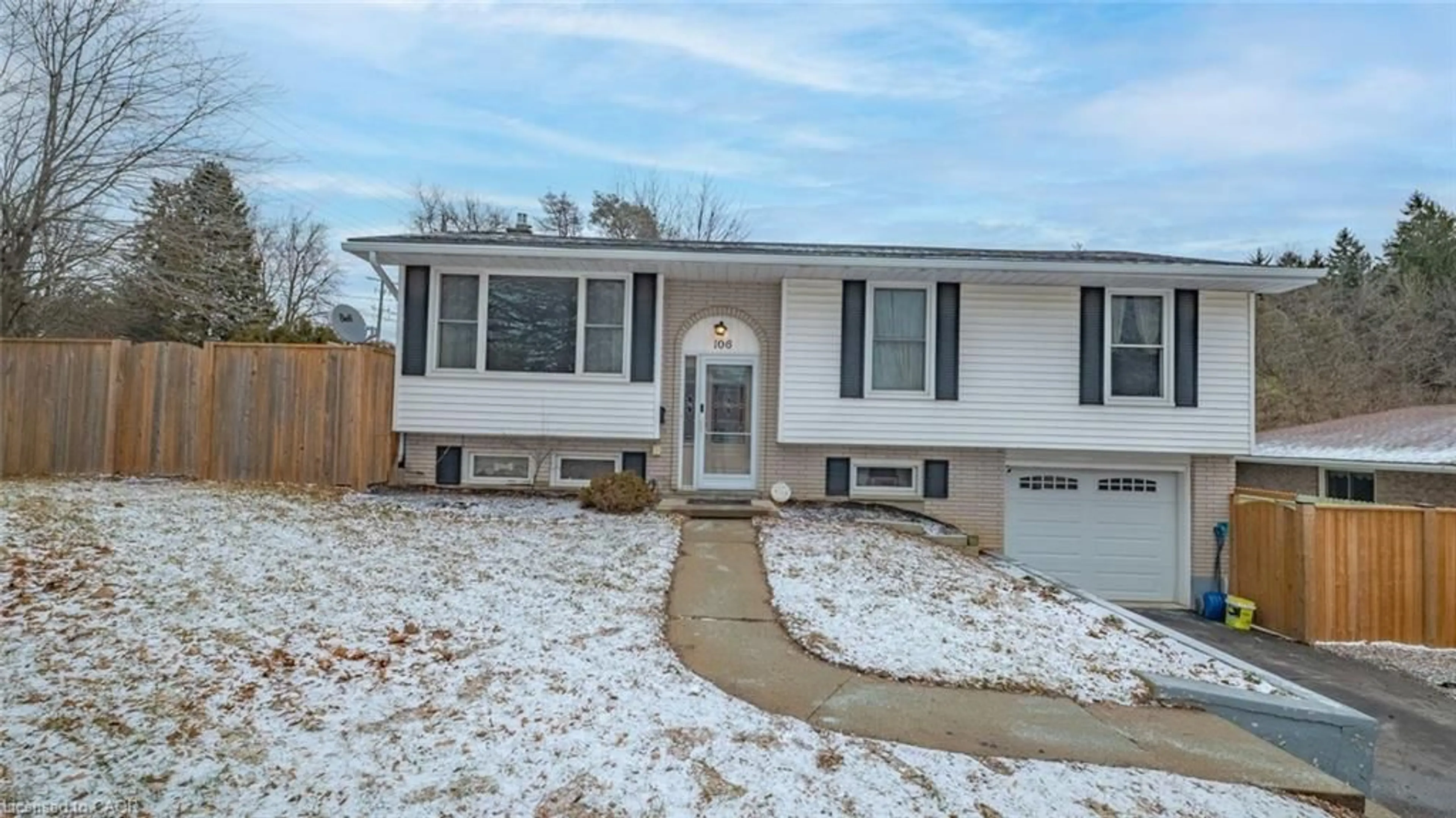 Home with vinyl exterior material, street for 106 Oakwood Ave, Simcoe Ontario N3Y 1H9