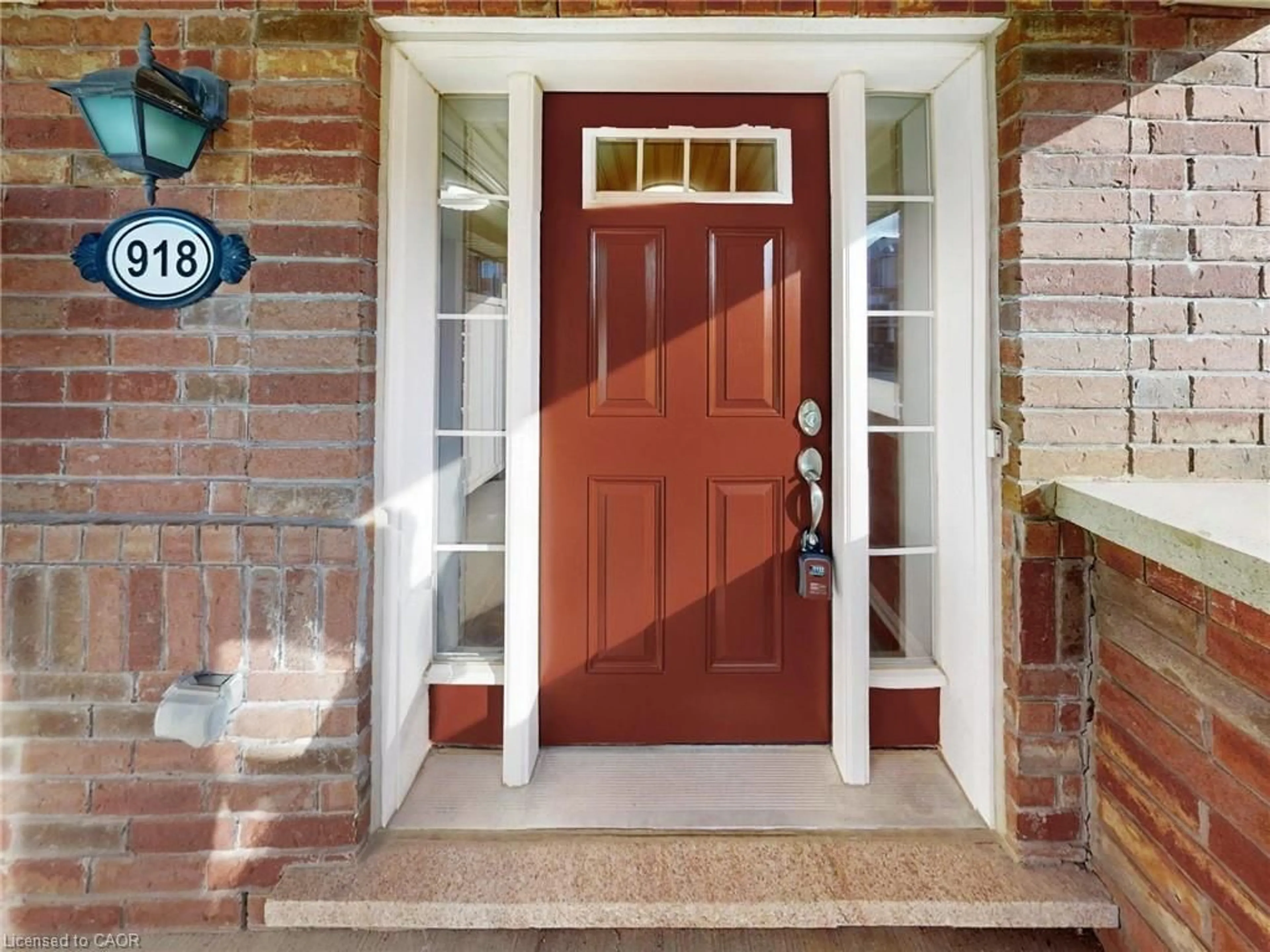 Indoor entryway for 918 Nadalin Hts, Milton Ontario L9T 8R1