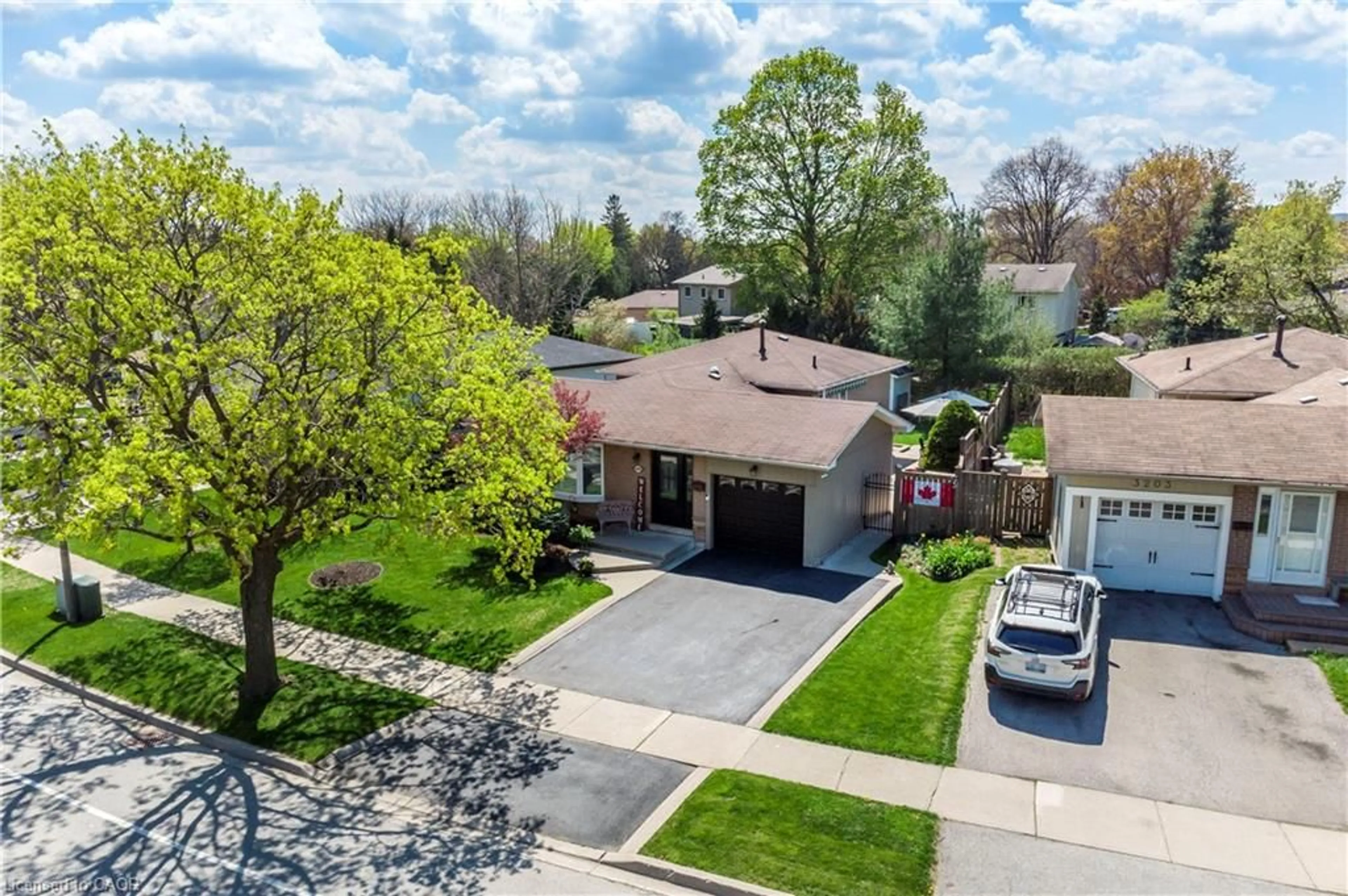 A pic from outside/outdoor area/front of a property/back of a property/a pic from drone, street for 3201 Centennial Dr, Burlington Ontario L7M 1C3