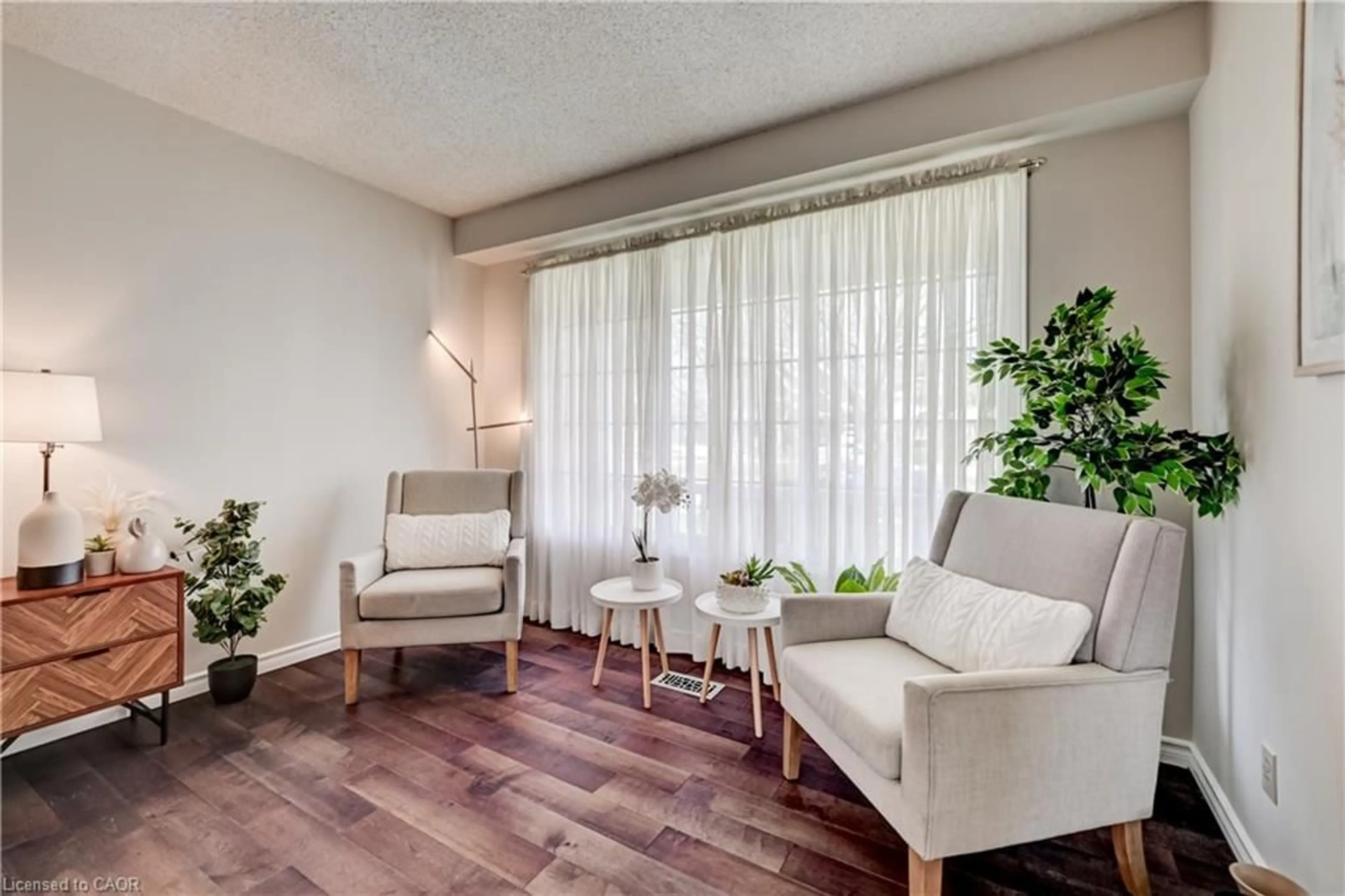 Living room with furniture, unknown for 33 Carlyle Pl, Kitchener Ontario N2P 1B6