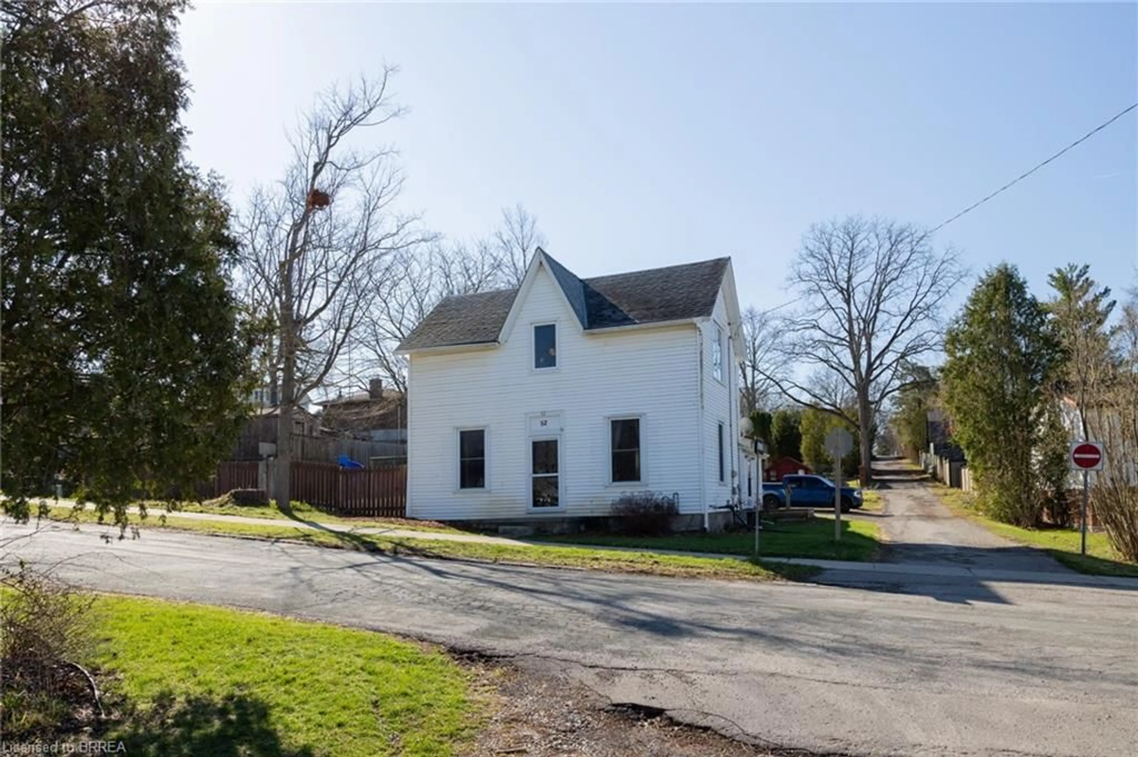 A pic from outside/outdoor area/front of a property/back of a property/a pic from drone, street for 52 Temperance St, Waterford Ontario N0E 1Y0