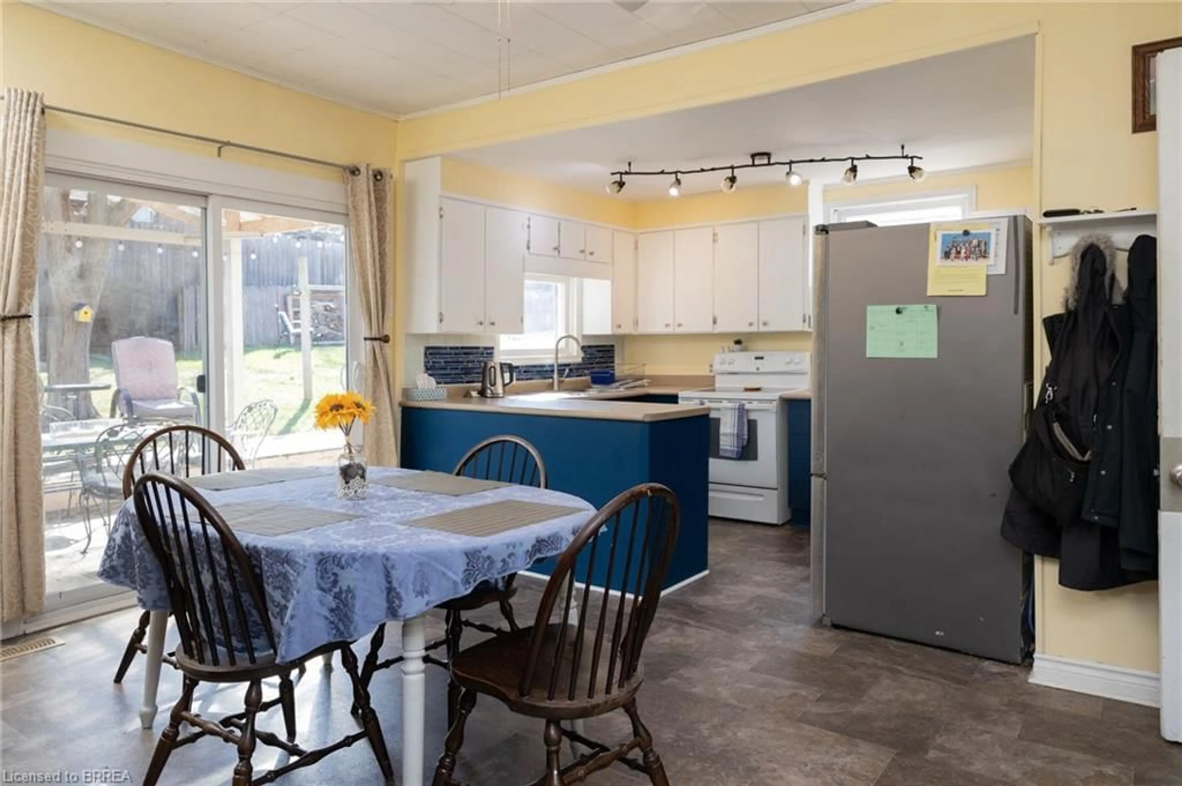 Standard kitchen, ceramic/tile floor for 52 Temperance St, Waterford Ontario N0E 1Y0