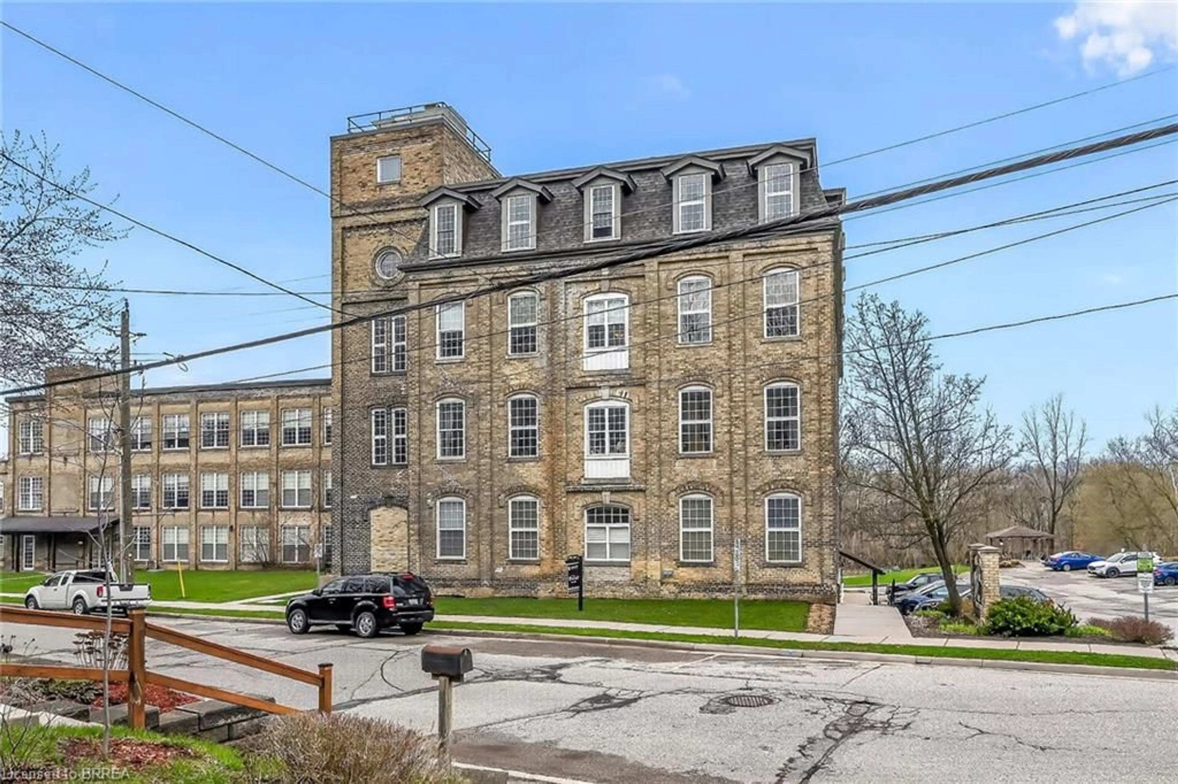 Unknown for 140 West River St #405, Paris Ontario N3L 3E2