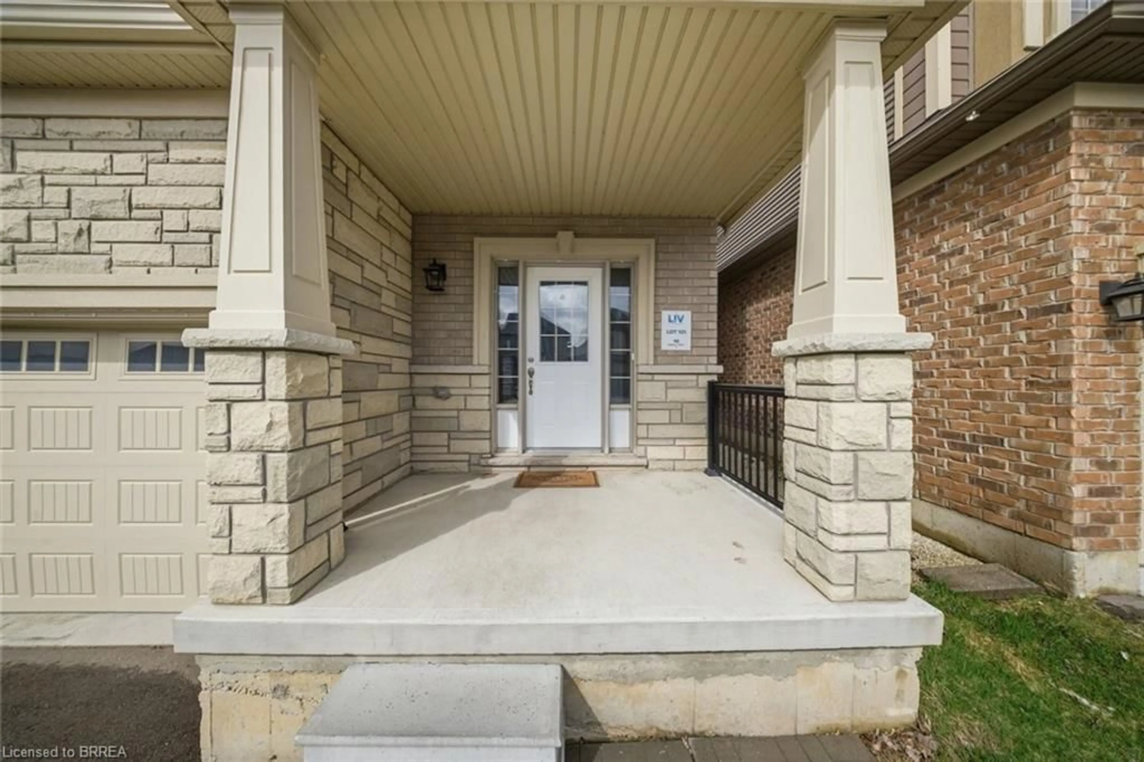 Indoor entryway for 10 Kneale St, Brantford Ontario N3S 0J2