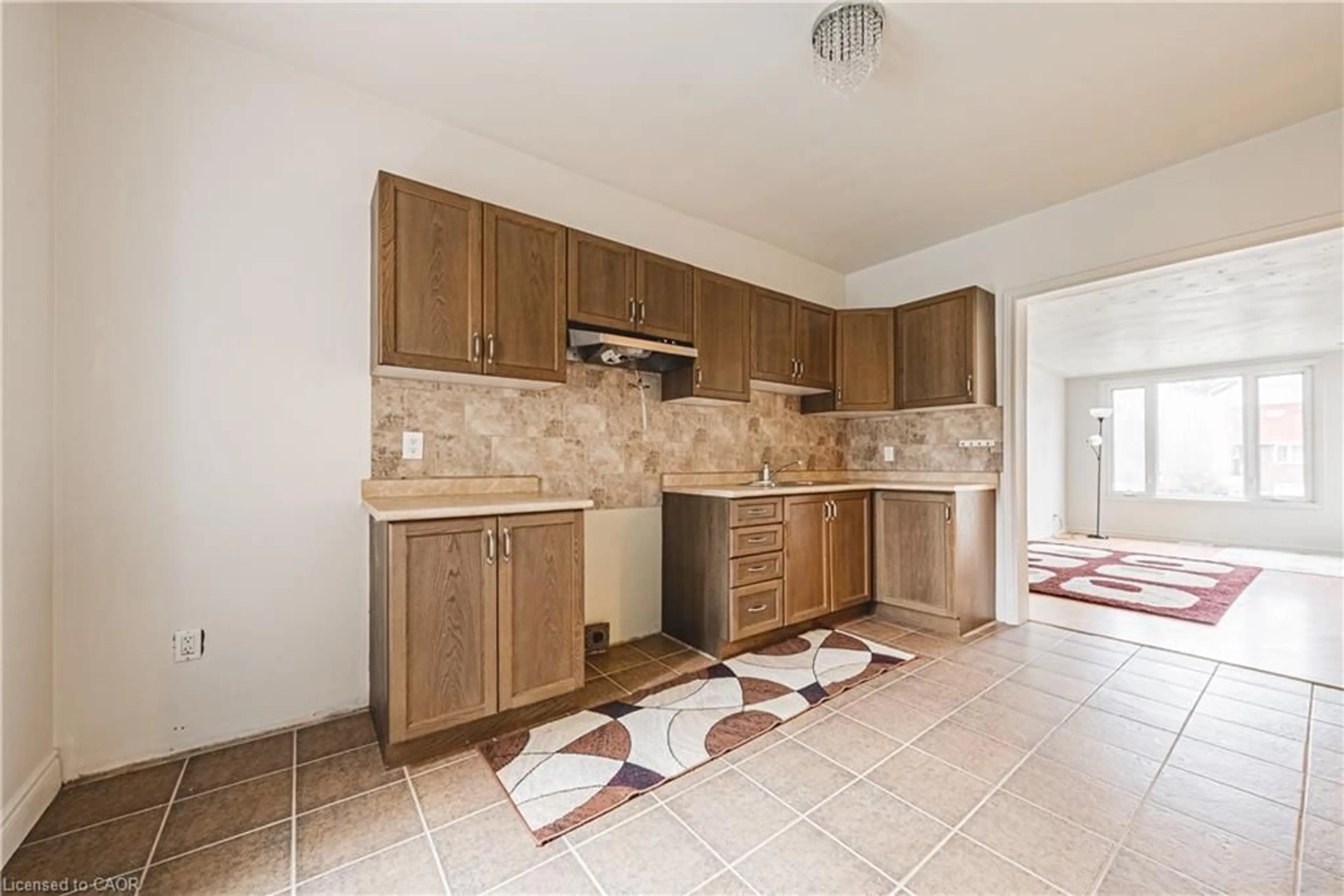 Standard kitchen, ceramic/tile floor for 22 Worsley Rd, Stoney Creek Ontario L8E 2E7