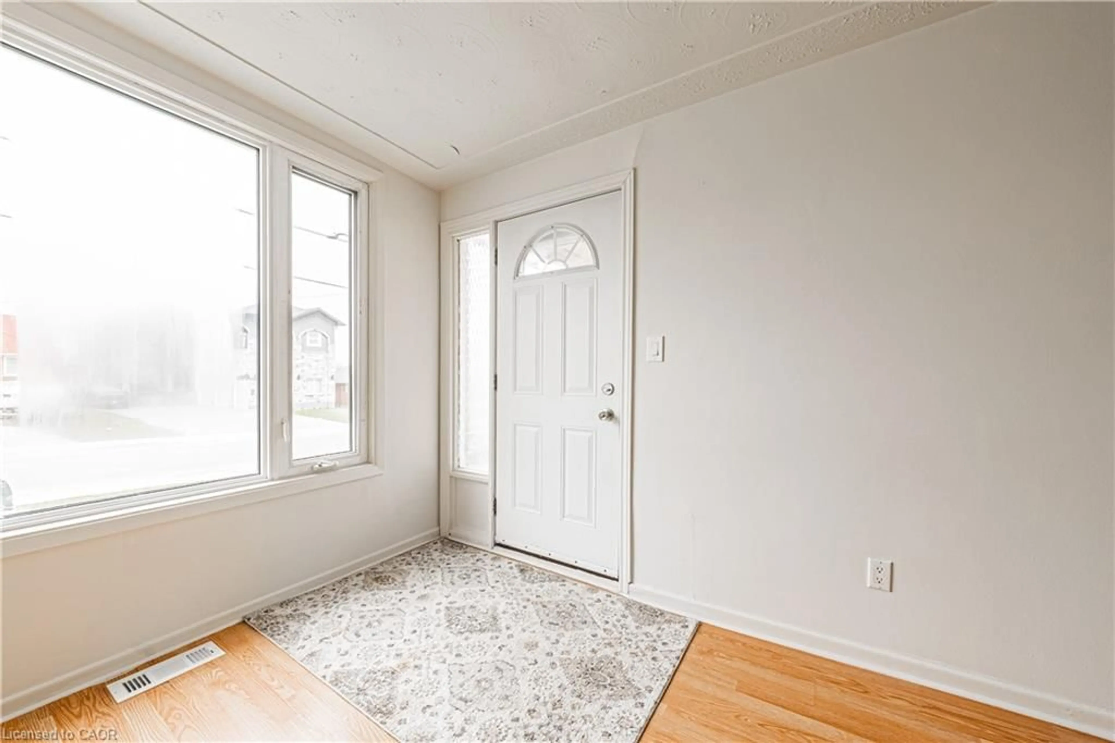 Indoor entryway for 22 Worsley Rd, Stoney Creek Ontario L8E 2E7