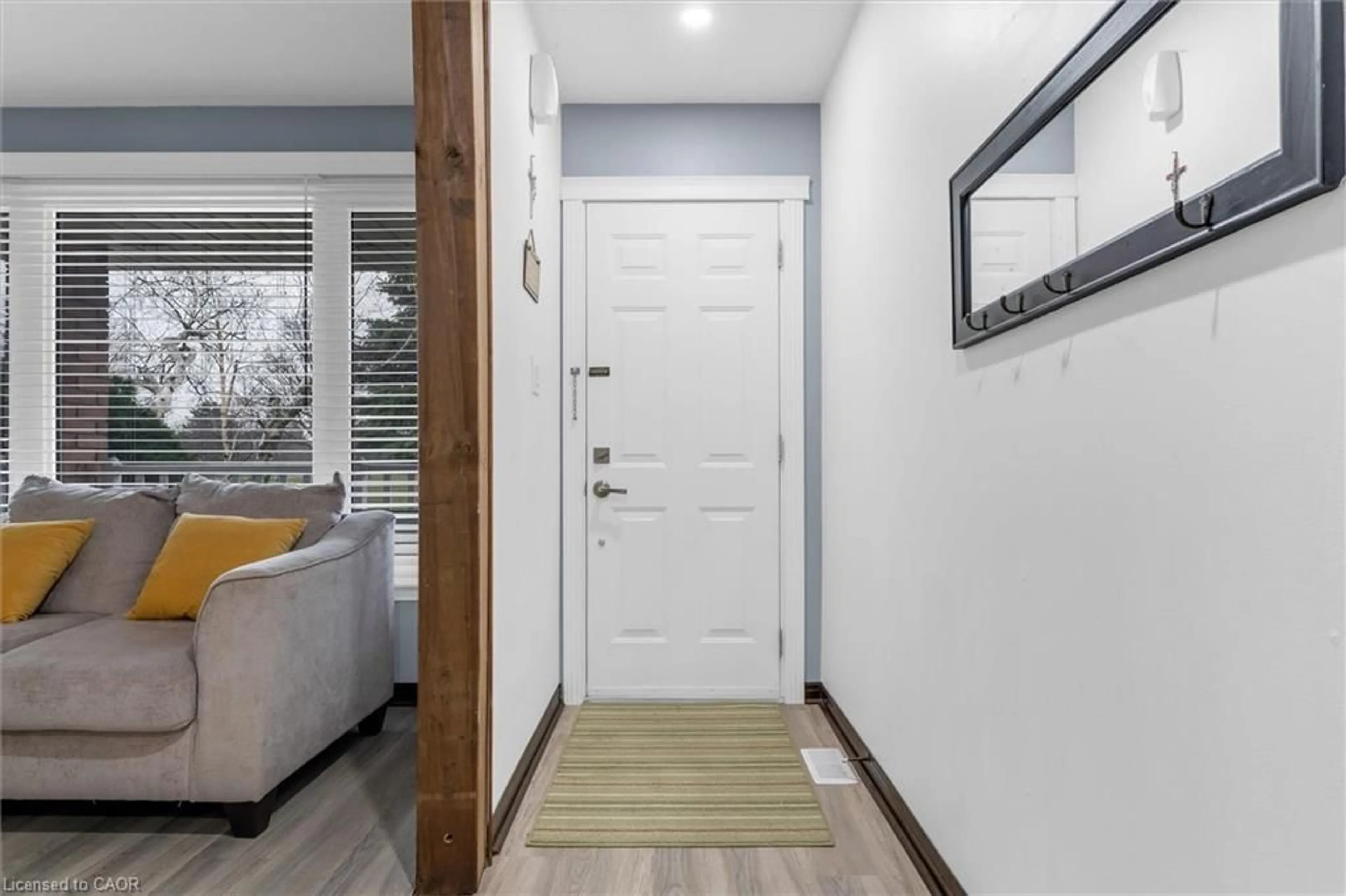 Indoor entryway for 51 Independence Dr, Hamilton Ontario L8W 3C3