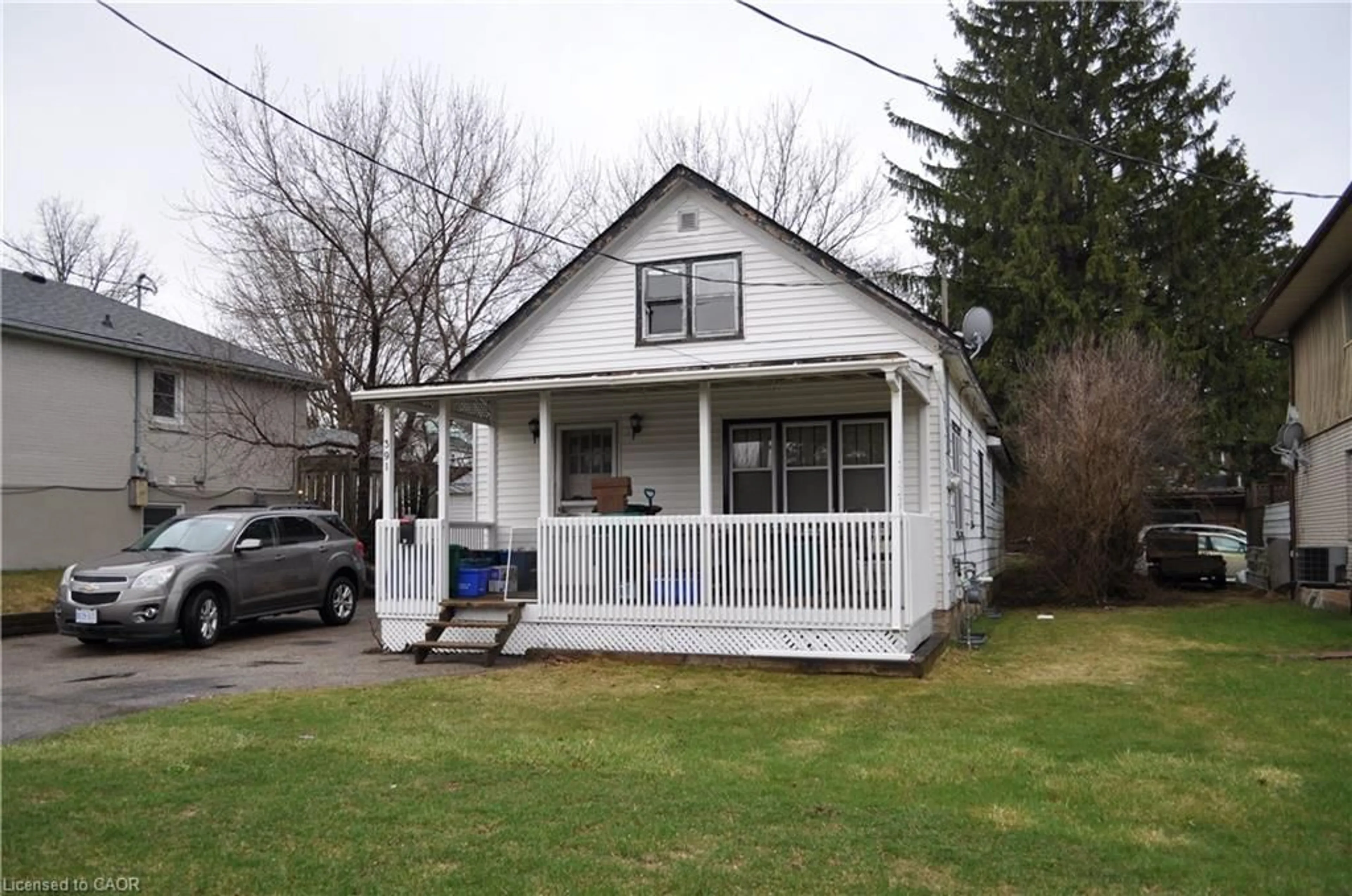 Home with vinyl exterior material, street for 391 Lawrence Ave, Kitchener Ontario N2M 1Y7