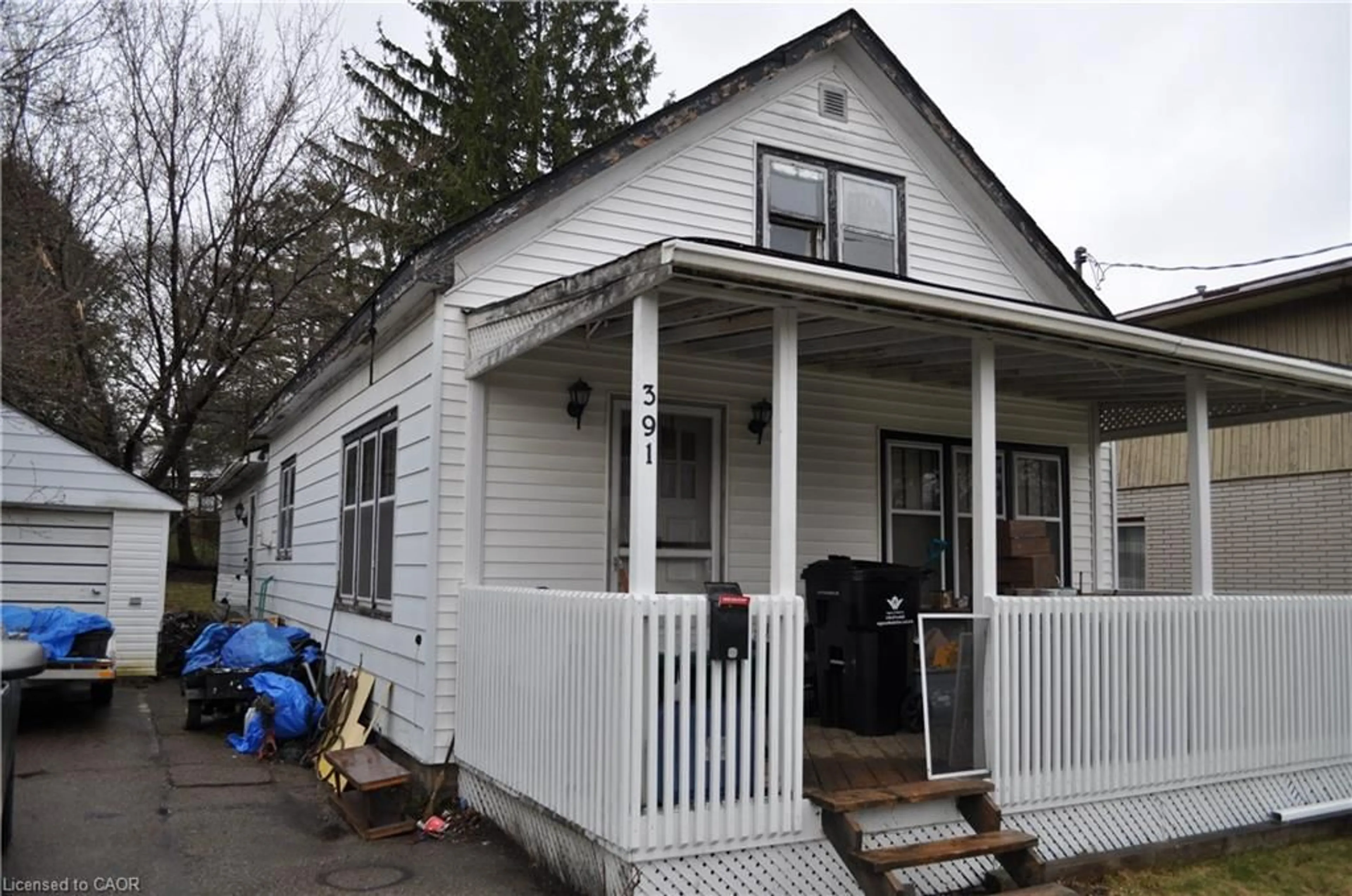 Home with vinyl exterior material, building for 391 Lawrence Ave, Kitchener Ontario N2M 1Y7