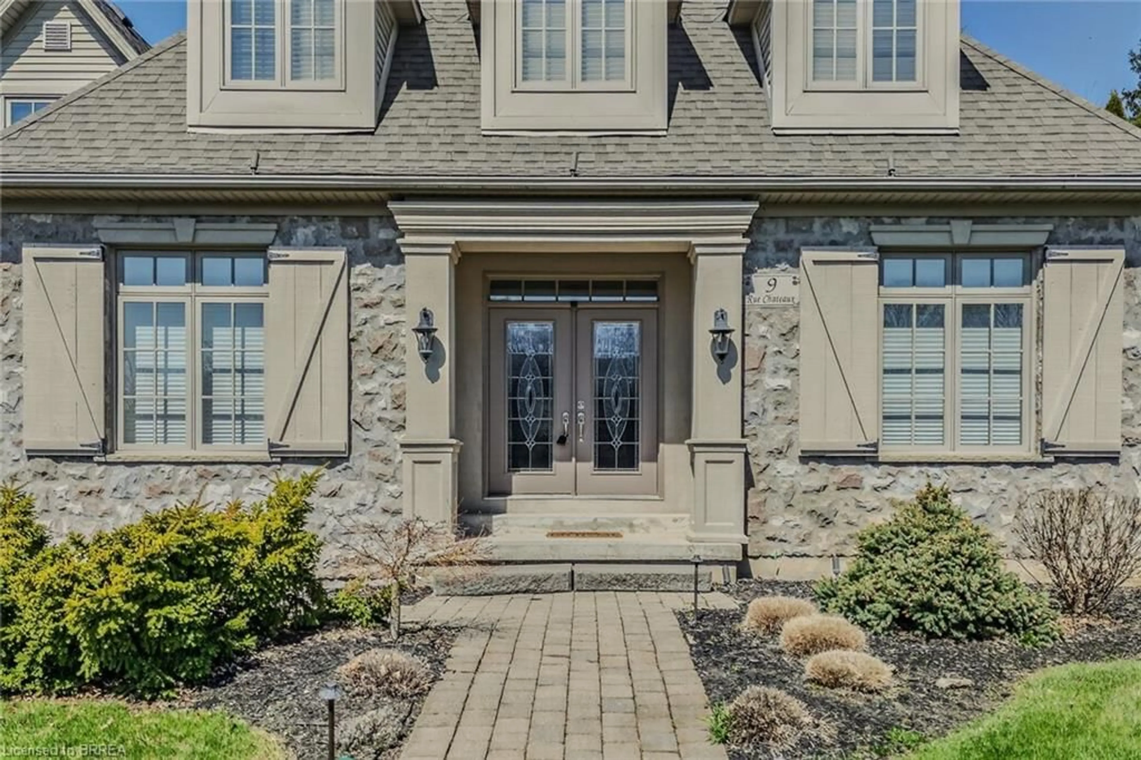 Home with brick exterior material, street for 9 Rue Chateaux Terr, Brantford Ontario N3T 6N7