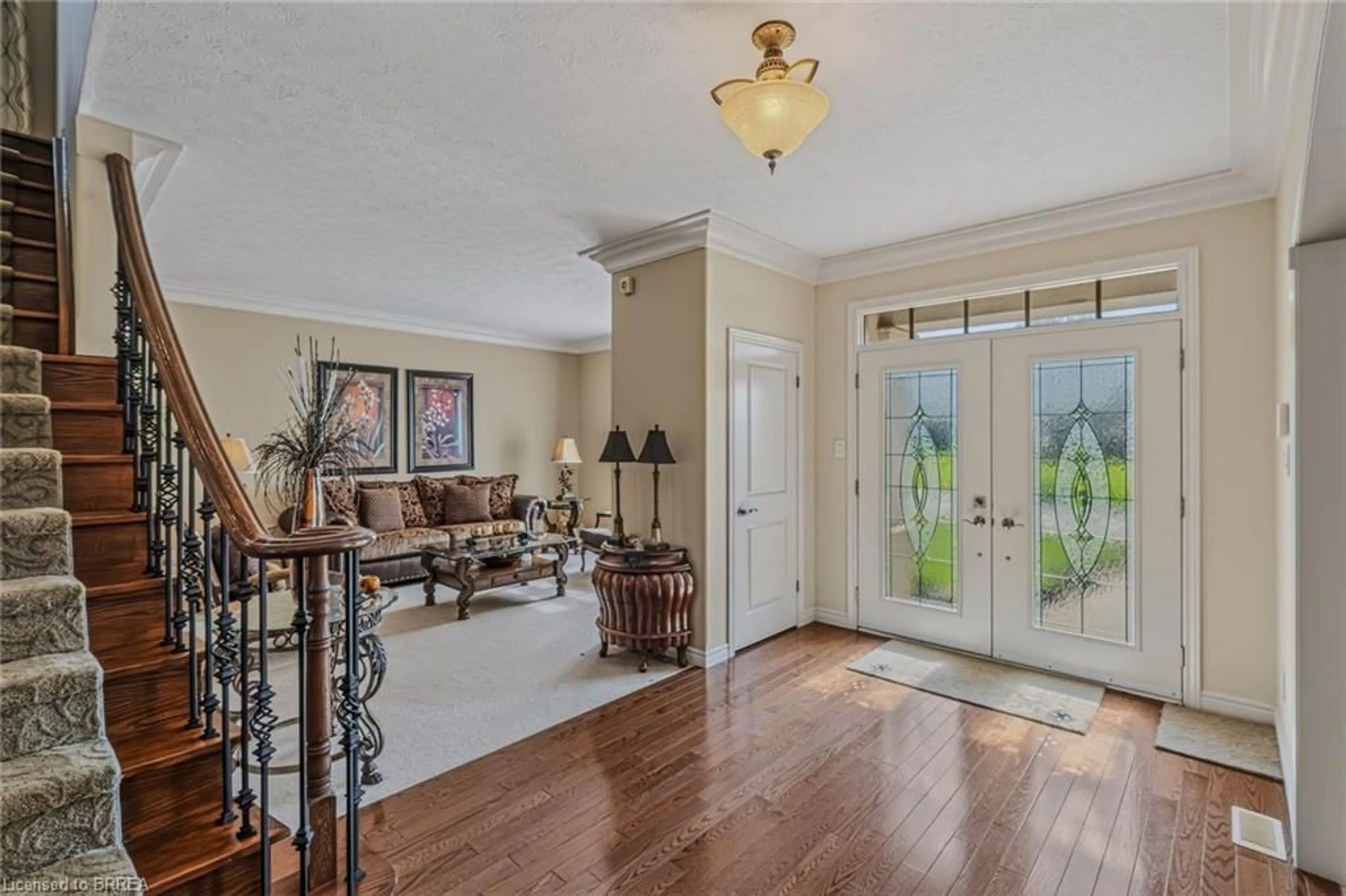 Indoor entryway for 9 Rue Chateaux Terr, Brantford Ontario N3T 6N7