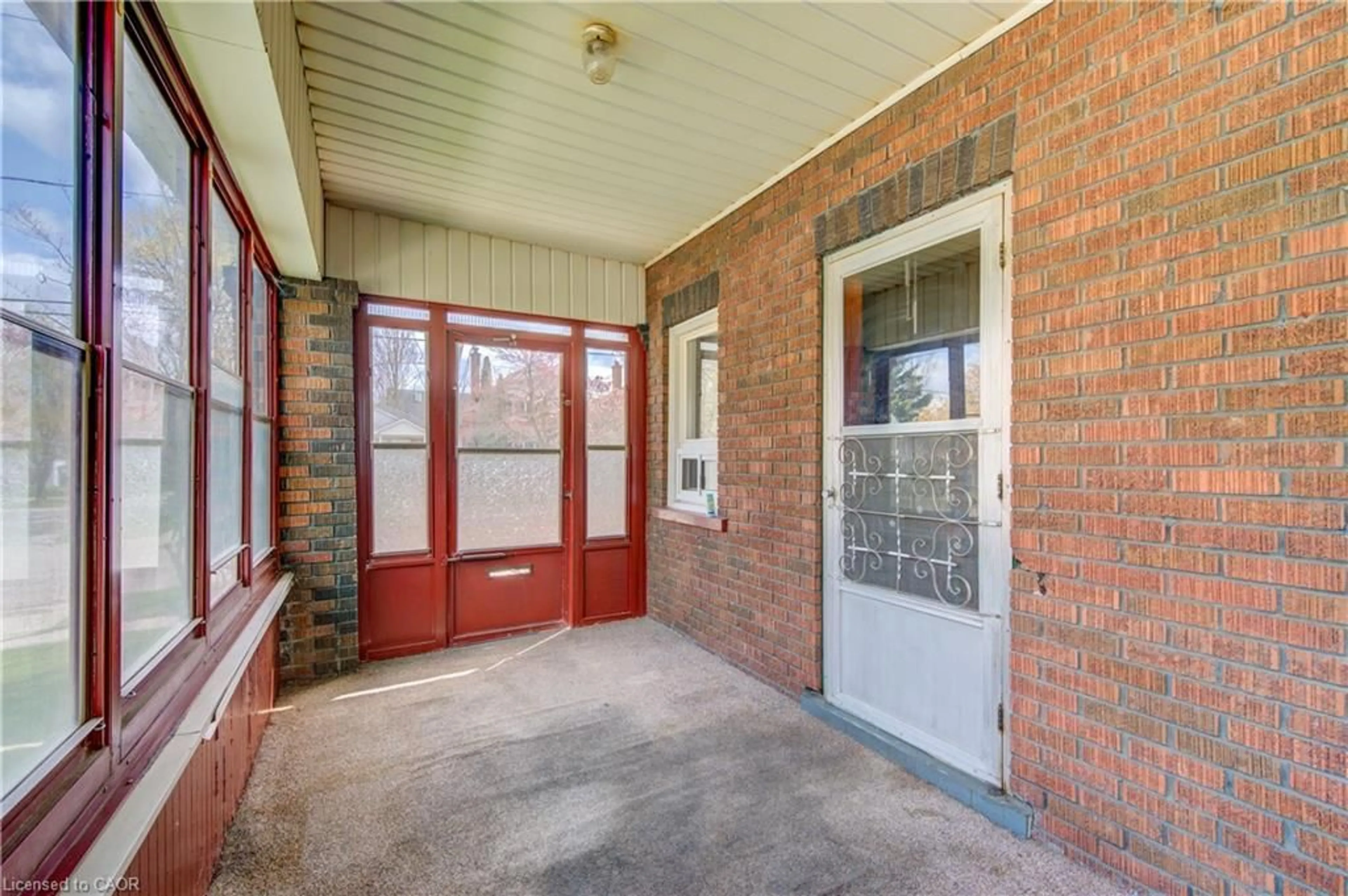 Indoor entryway for 111 Simeon St, Kitchener Ontario N2H 1S6