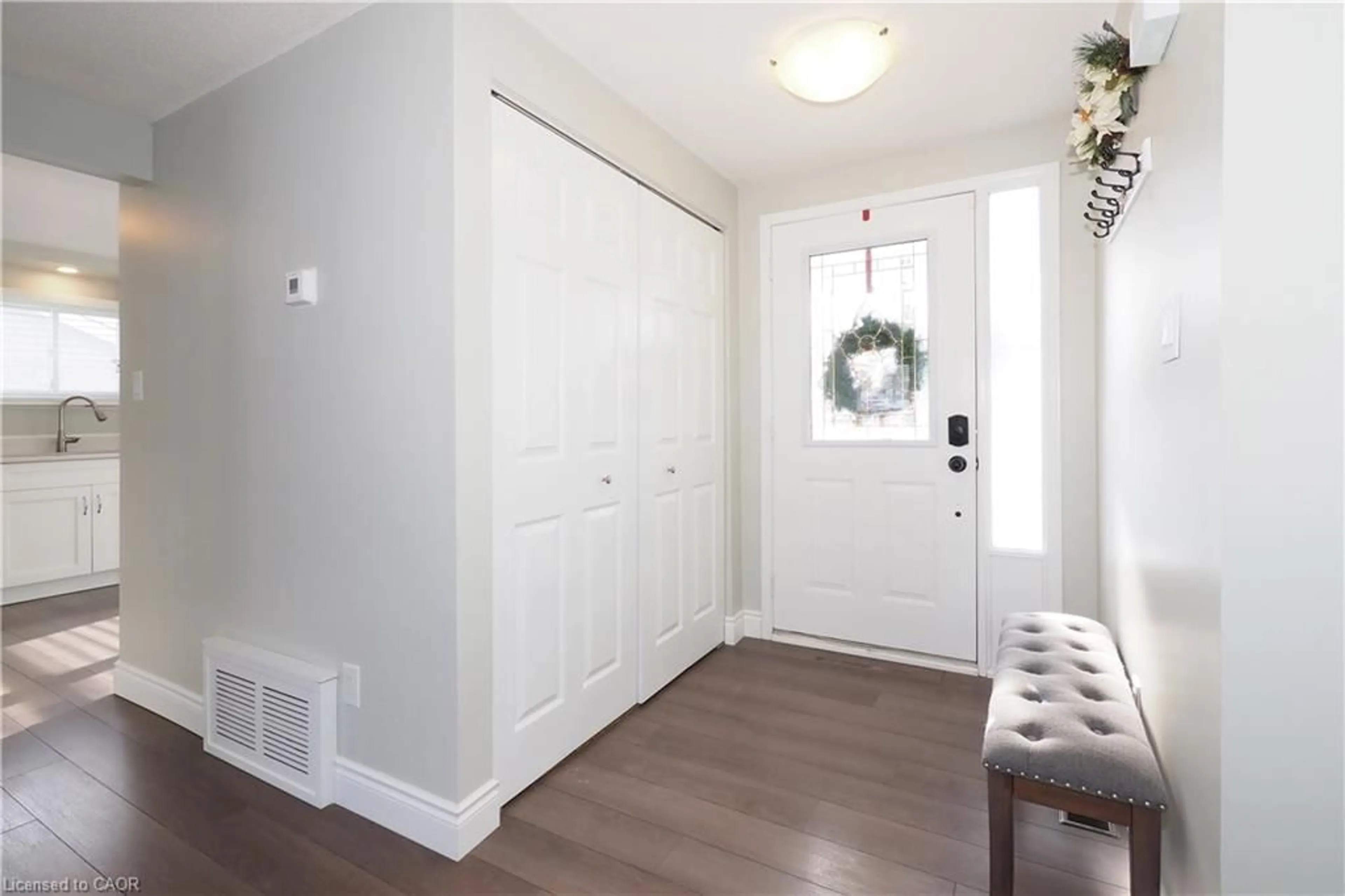 Indoor entryway for 20 Fieldstone Walk, New Hamburg Ontario N3A 2G2