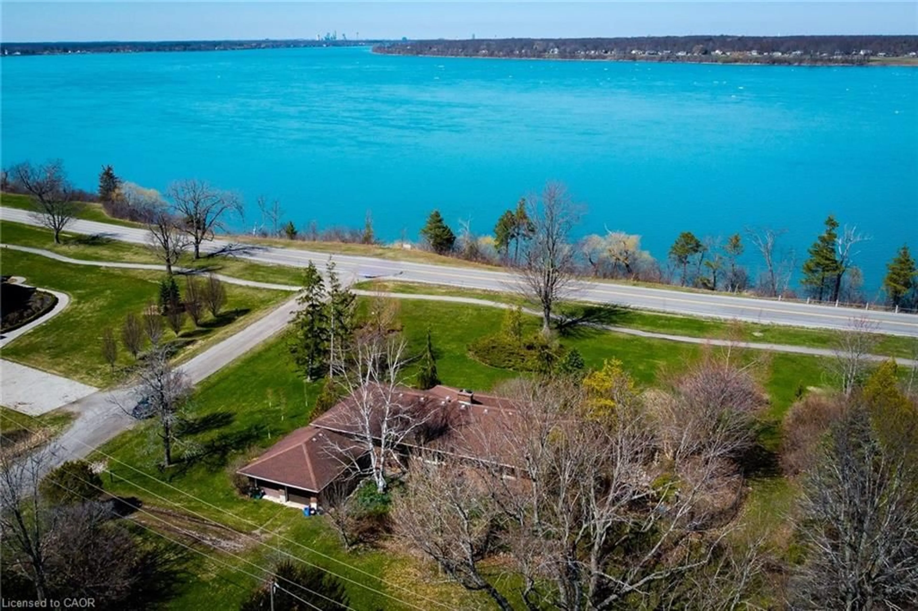 A pic from outside/outdoor area/front of a property/back of a property/a pic from drone, water/lake/river/ocean view for 3609 Niagara Park Way, Fort Erie Ontario L2A 5M4