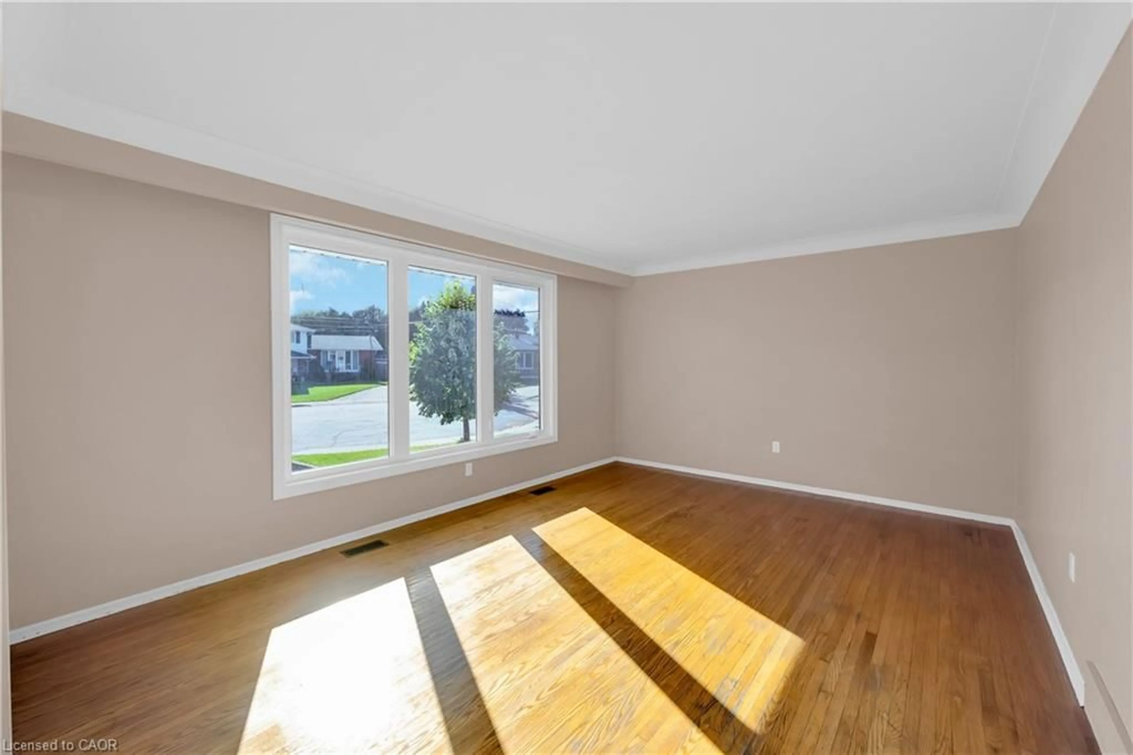A pic of a room for 112 Purdy Cres, Hamilton Ontario L9A 3B3