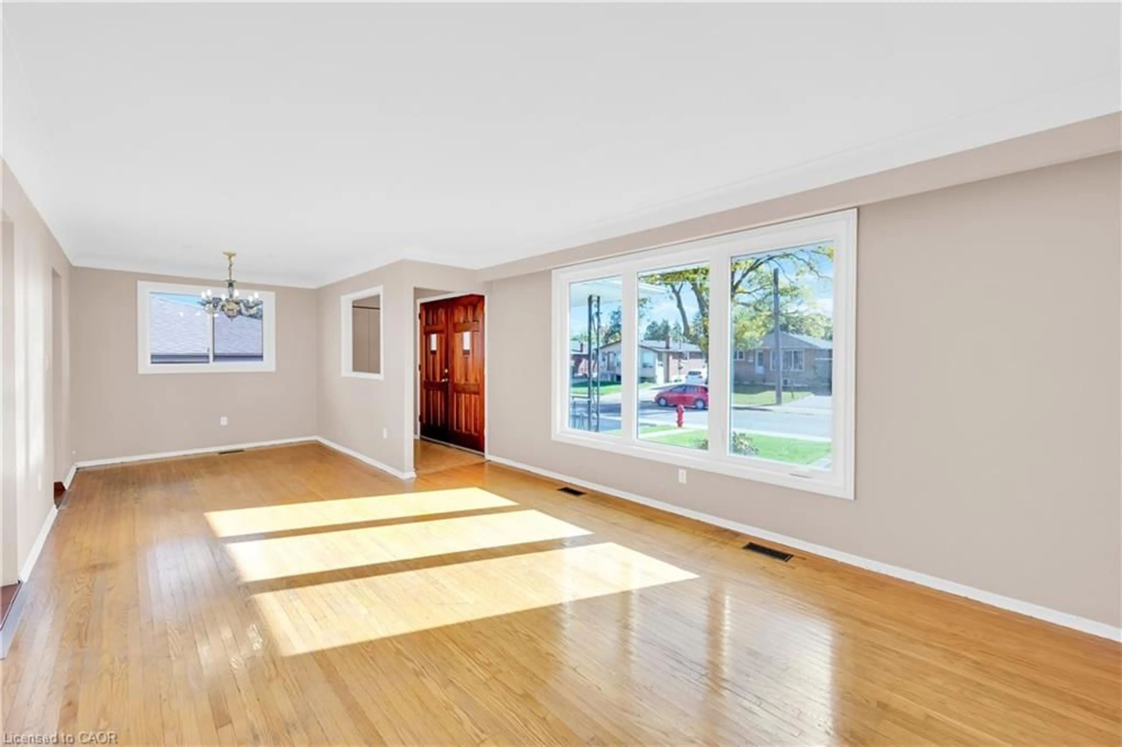 Indoor foyer for 112 Purdy Cres, Hamilton Ontario L9A 3B3