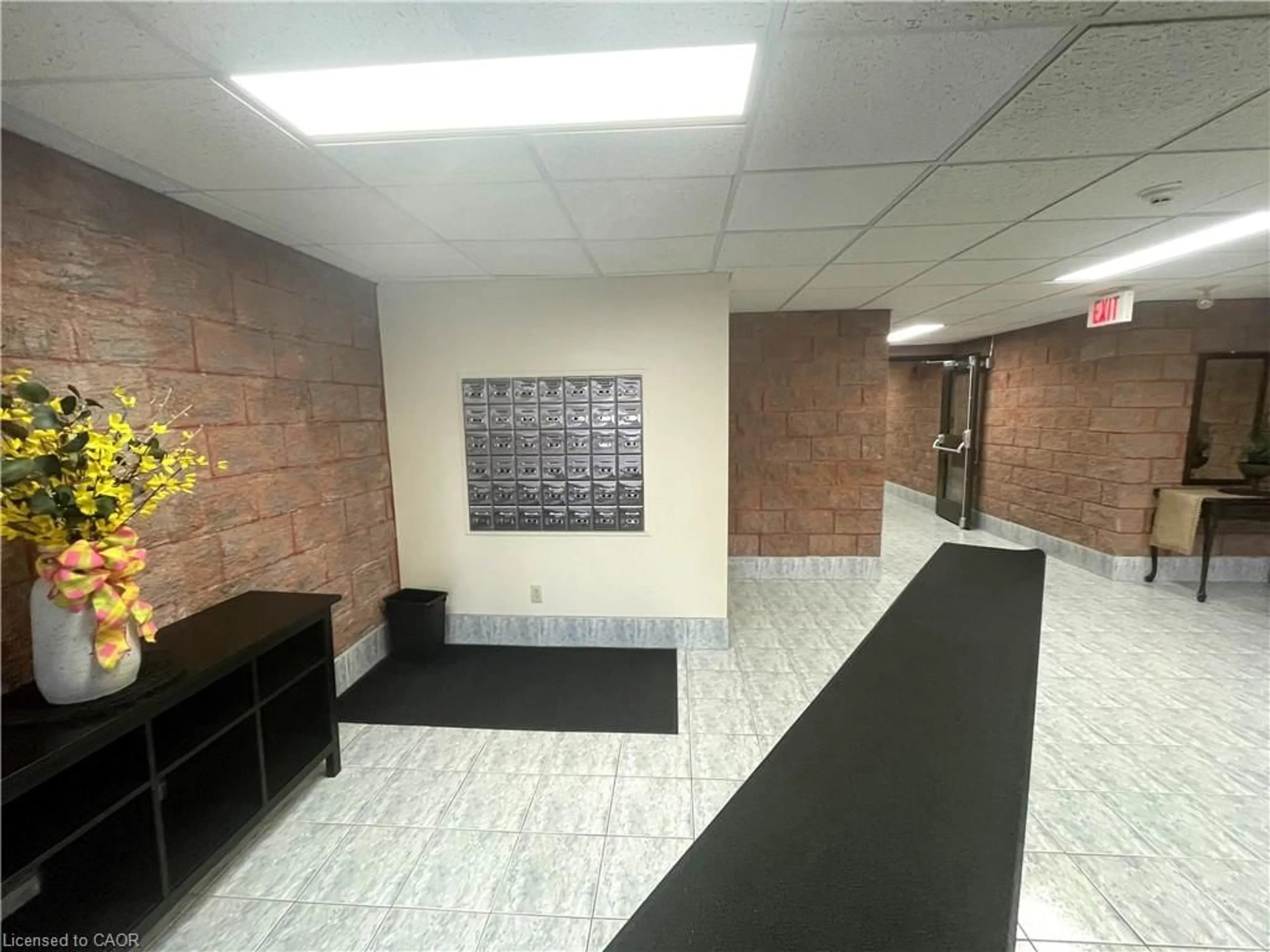 Indoor foyer for 5 Mill Pond Crt #503, Simcoe Ontario N3Y 5J6