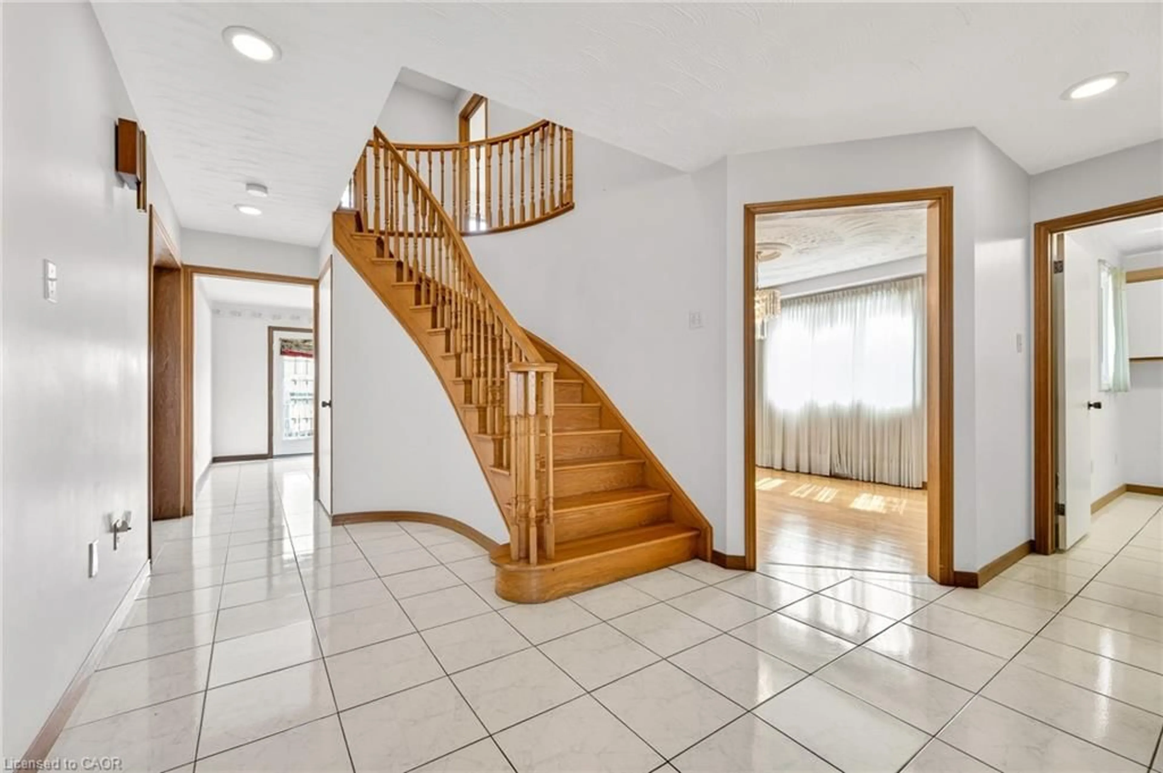 Indoor foyer for 27 Trieste Pl, Hamilton Ontario L9B 2C3
