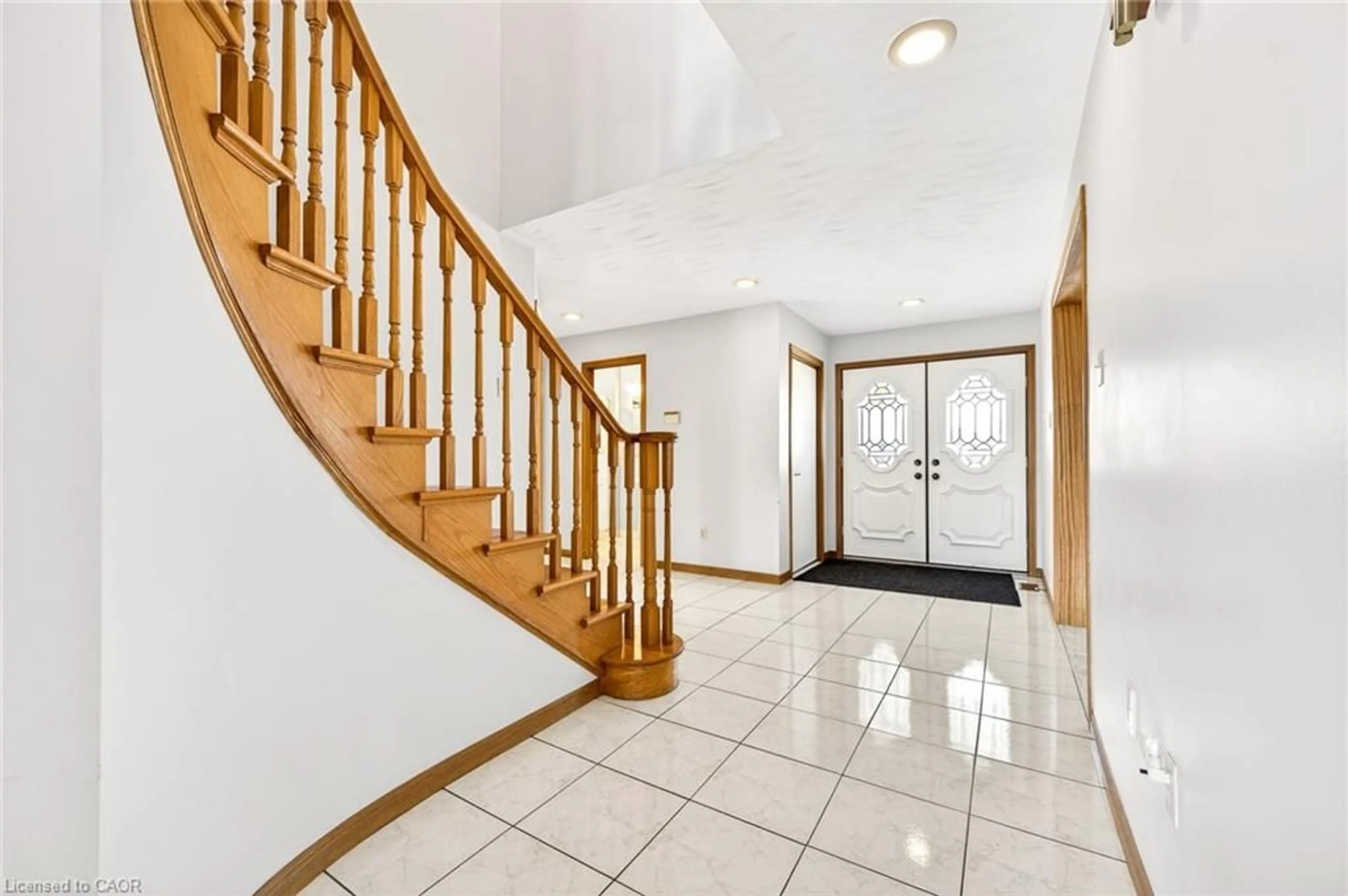 Indoor foyer for 27 Trieste Pl, Hamilton Ontario L9B 2C3