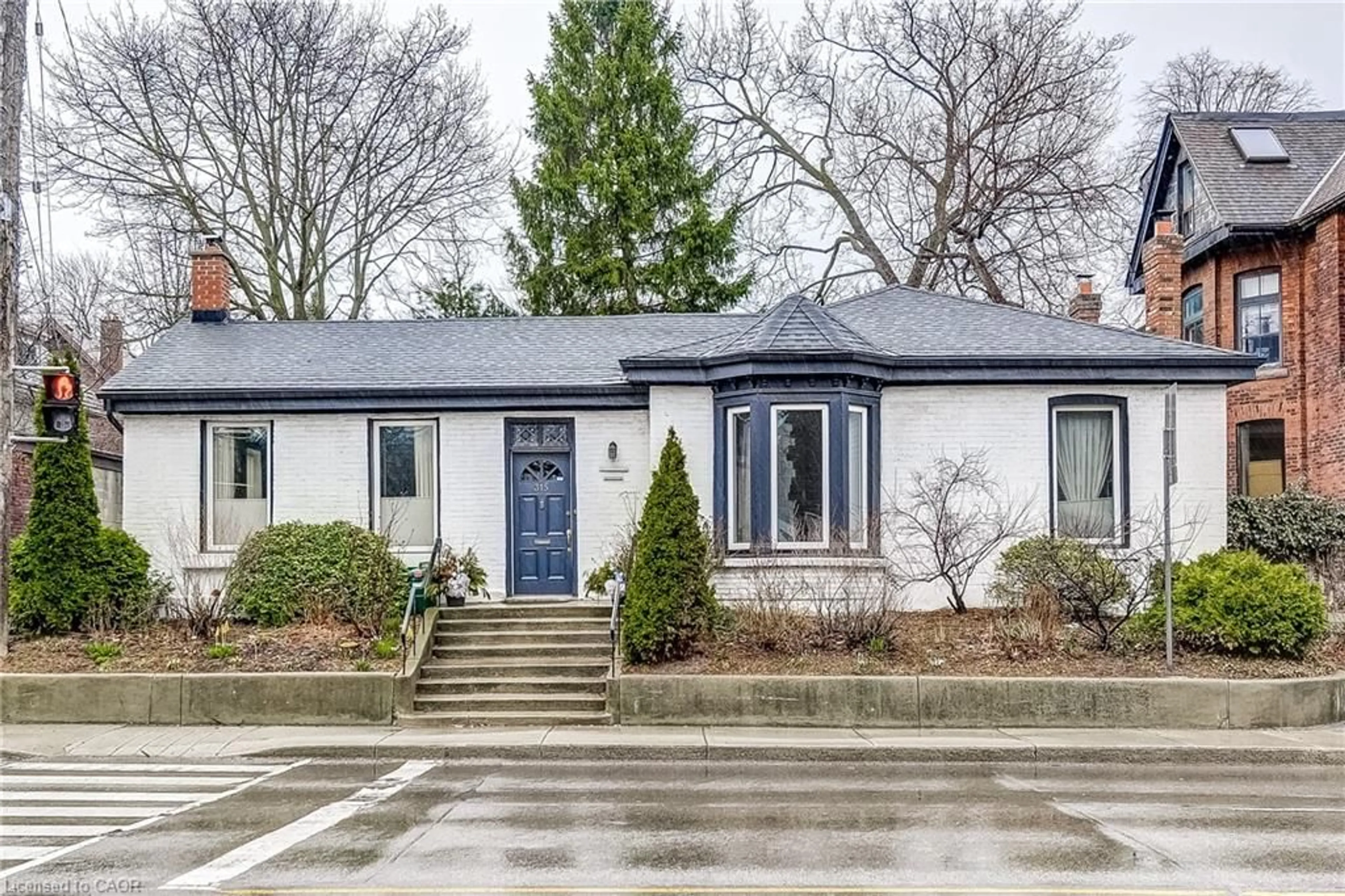 Home with vinyl exterior material, street for 315 Aberdeen Ave, Hamilton Ontario L8P 2R6