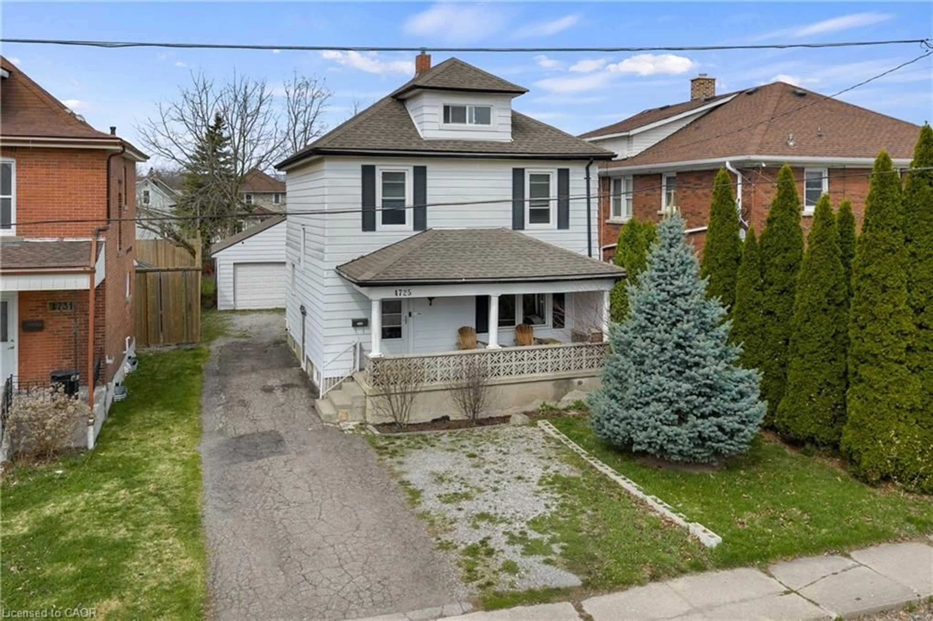 A pic from outside/outdoor area/front of a property/back of a property/a pic from drone, street for 4725 Third Ave, Niagara Falls Ontario L2E 4L7