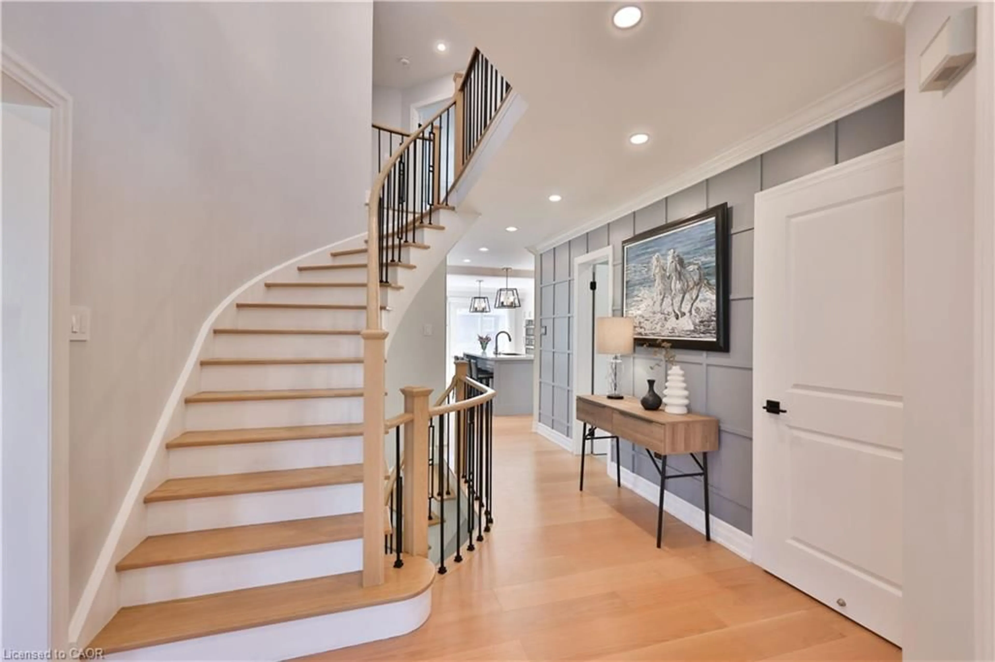 Indoor entryway for 976 Silver Birch Trail, Mississauga Ontario L5J 4S3