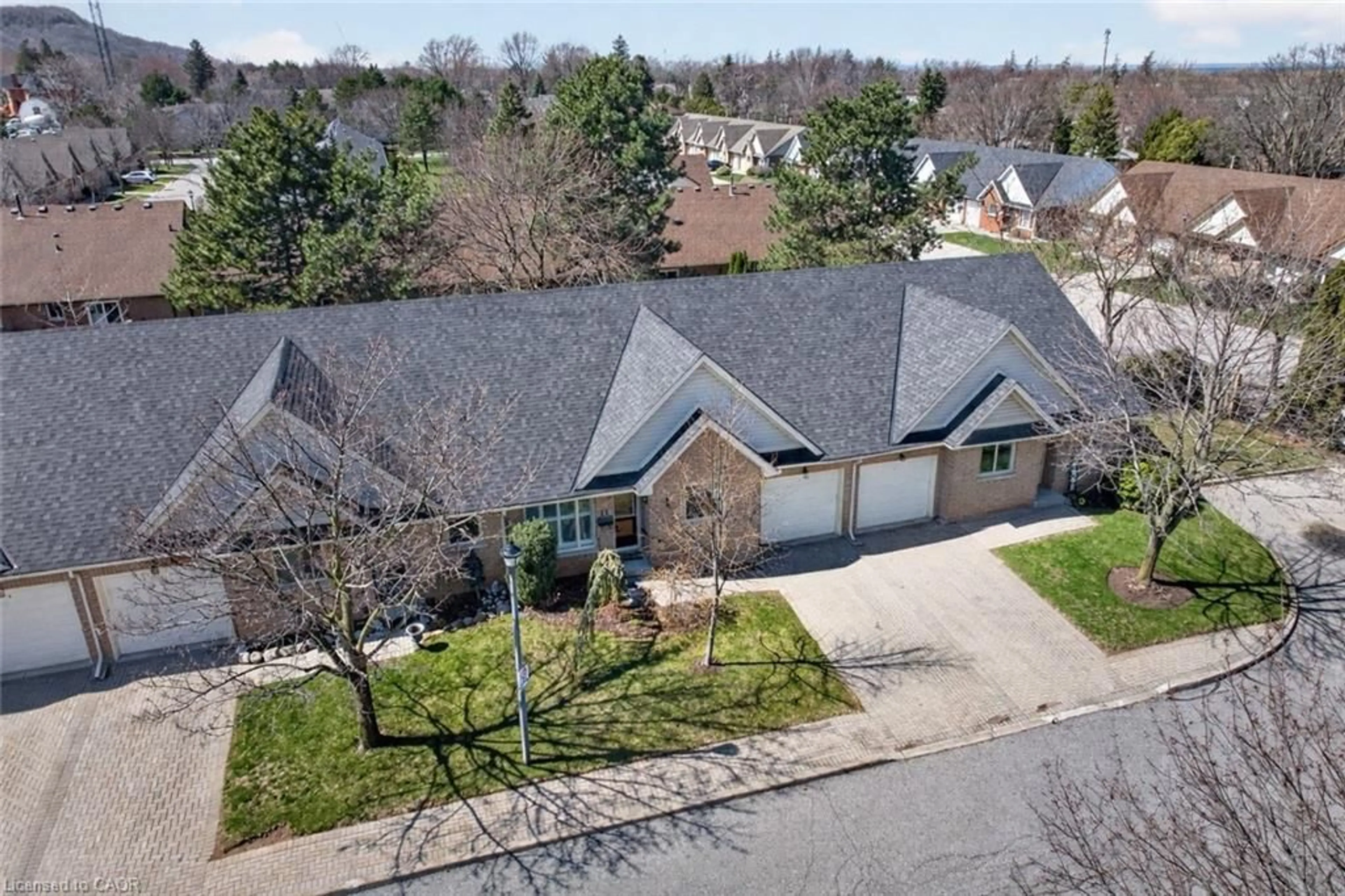 A pic from outside/outdoor area/front of a property/back of a property/a pic from drone, street for 165 Main St #13, Grimsby Ontario L3M 1P2