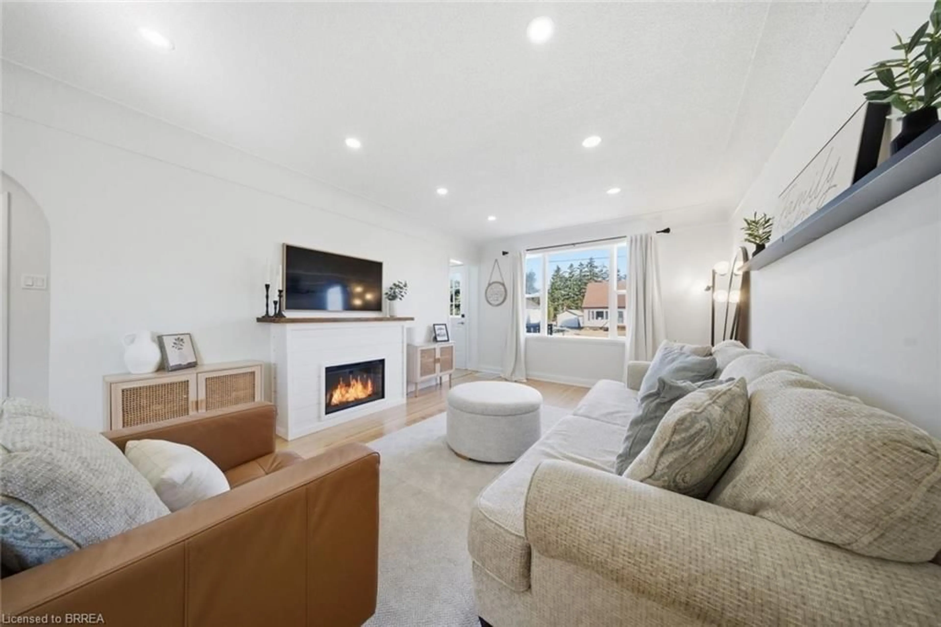 Living room with furniture, ceramic/tile floor for 31 Willow Dr, Brantford Ontario N3R 2W5