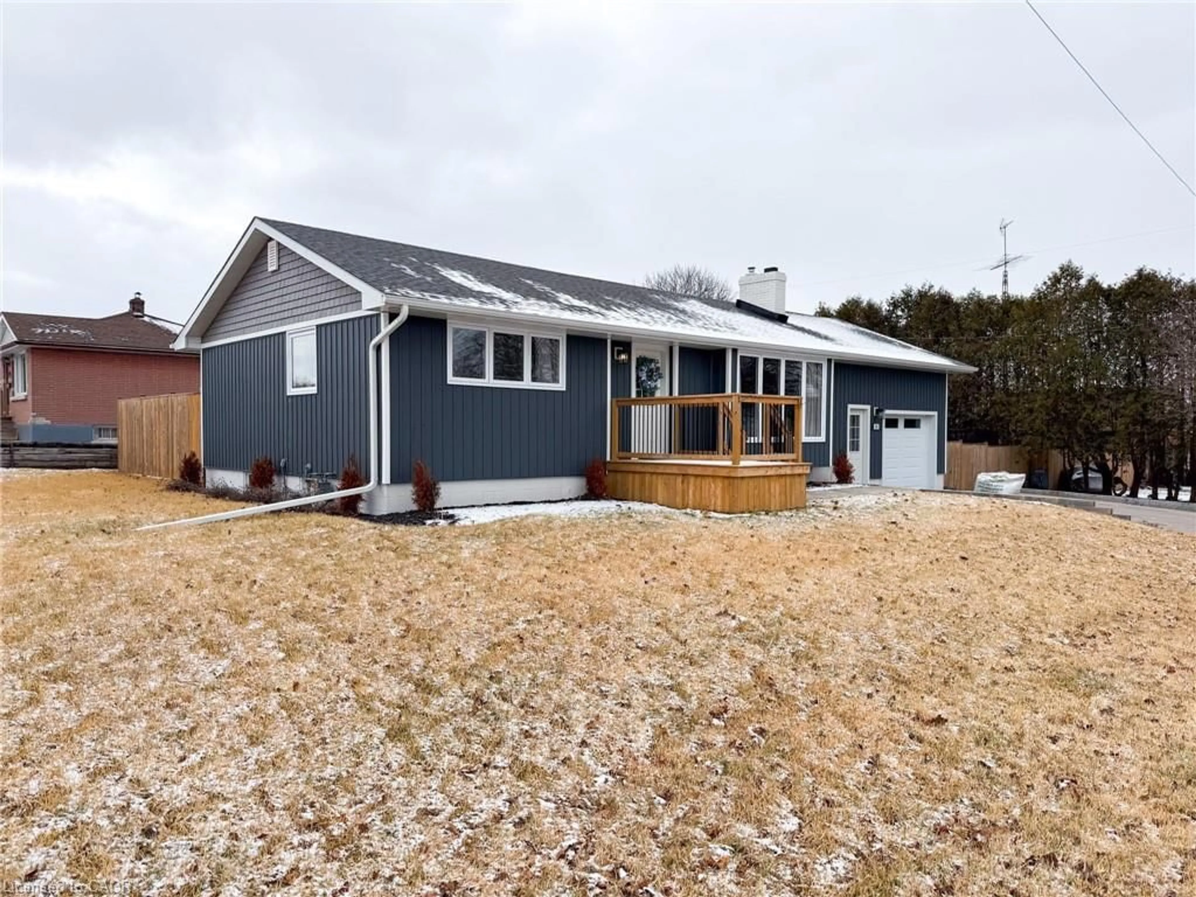 Home with vinyl exterior material, building for 84 Connaught Ave, Delhi Ontario N4B 1K6