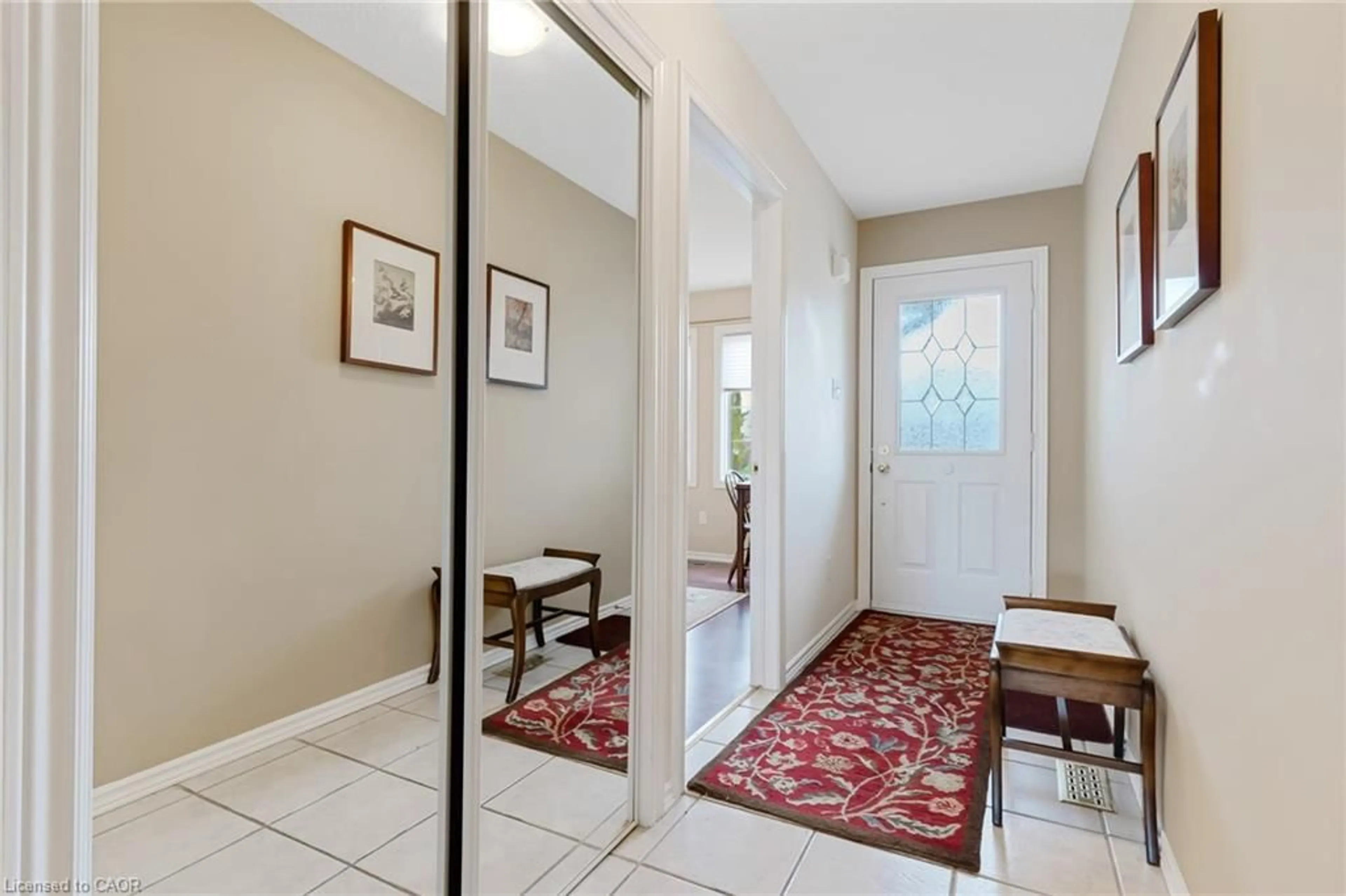 Indoor entryway for 19 Hanlon Pl #25, Paris Ontario N3L 4E8