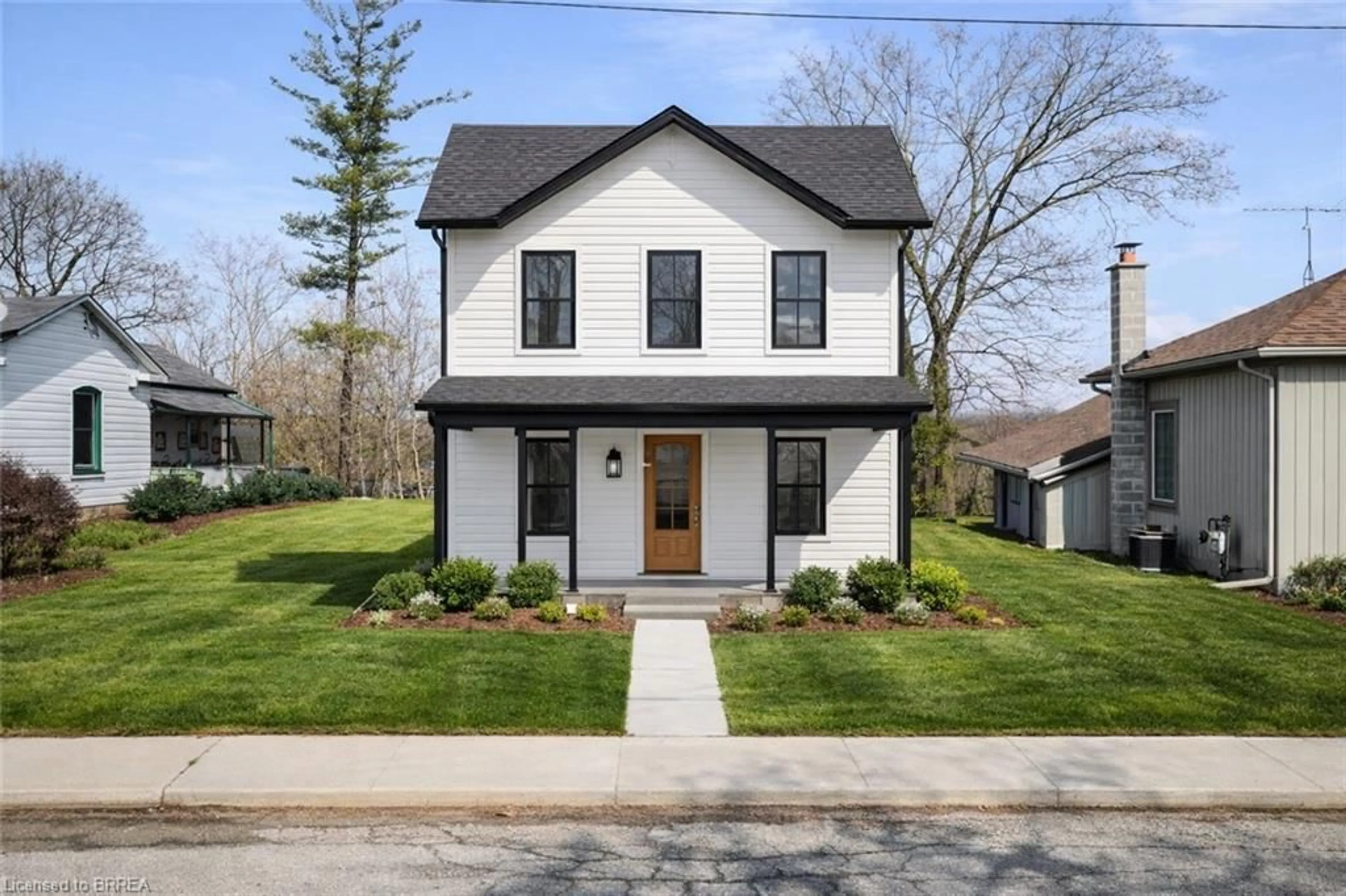 Home with brick exterior material, street for 32 Washington St, Paris Ontario N3L 2A5