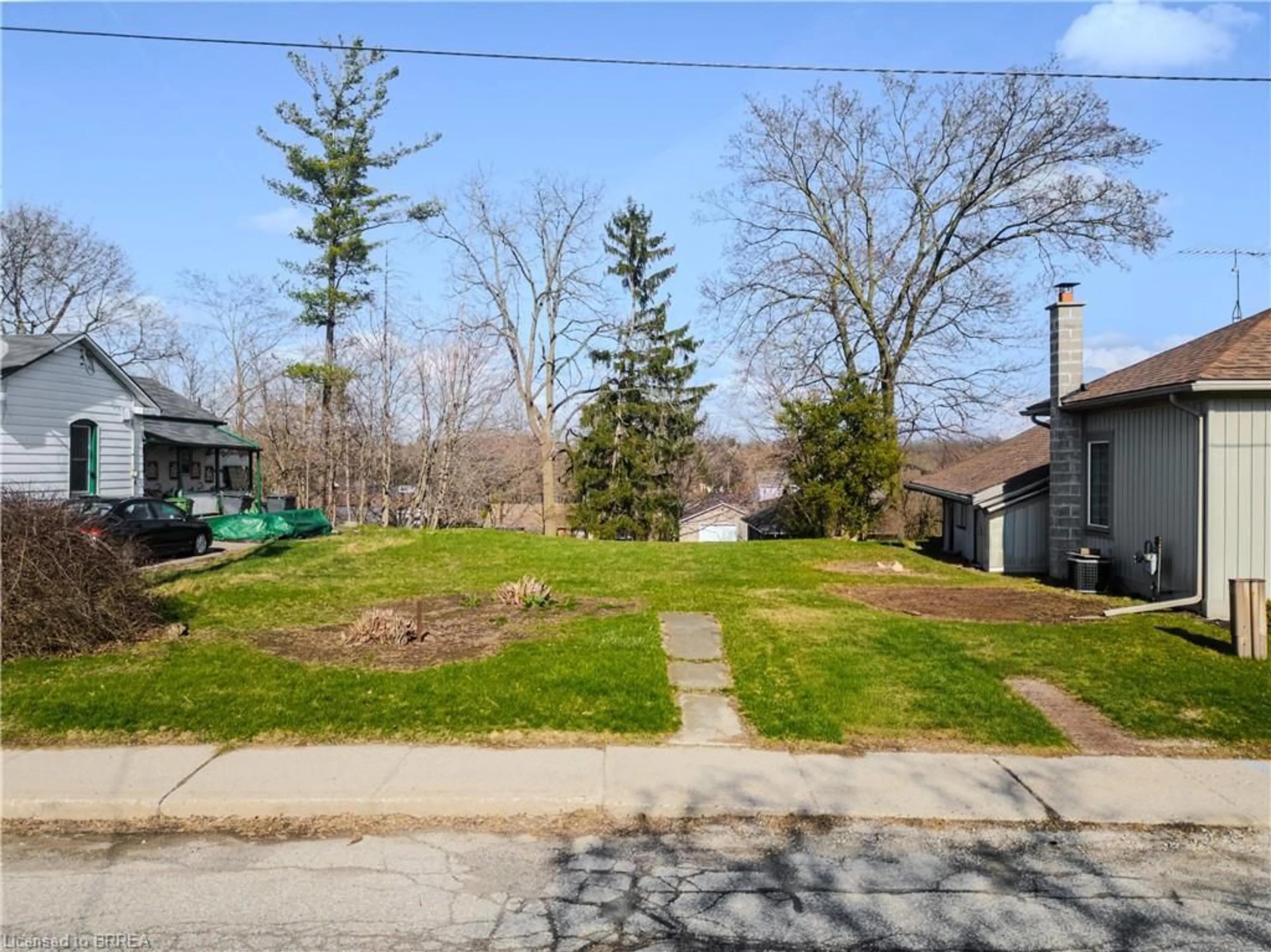 A pic from outside/outdoor area/front of a property/back of a property/a pic from drone, street for 32 Washington St, Paris Ontario N3L 2A5