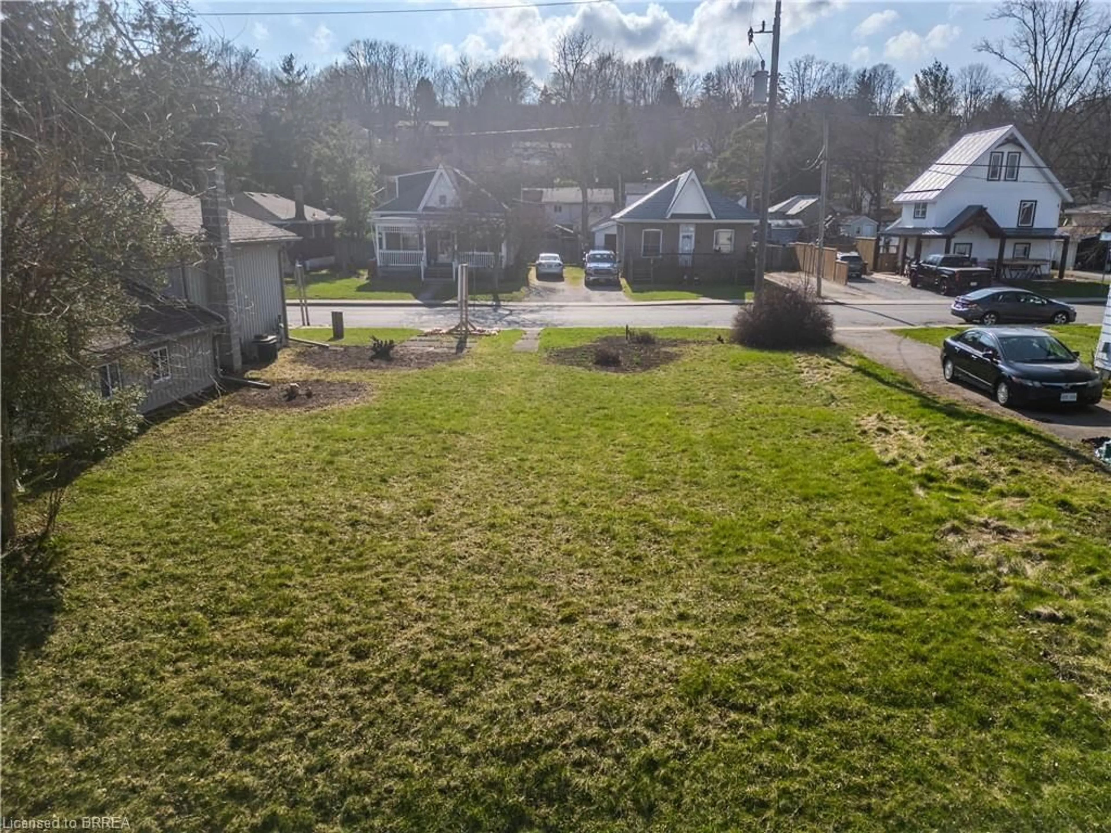 A pic from outside/outdoor area/front of a property/back of a property/a pic from drone, unknown for 32 Washington St, Paris Ontario N3L 2A5