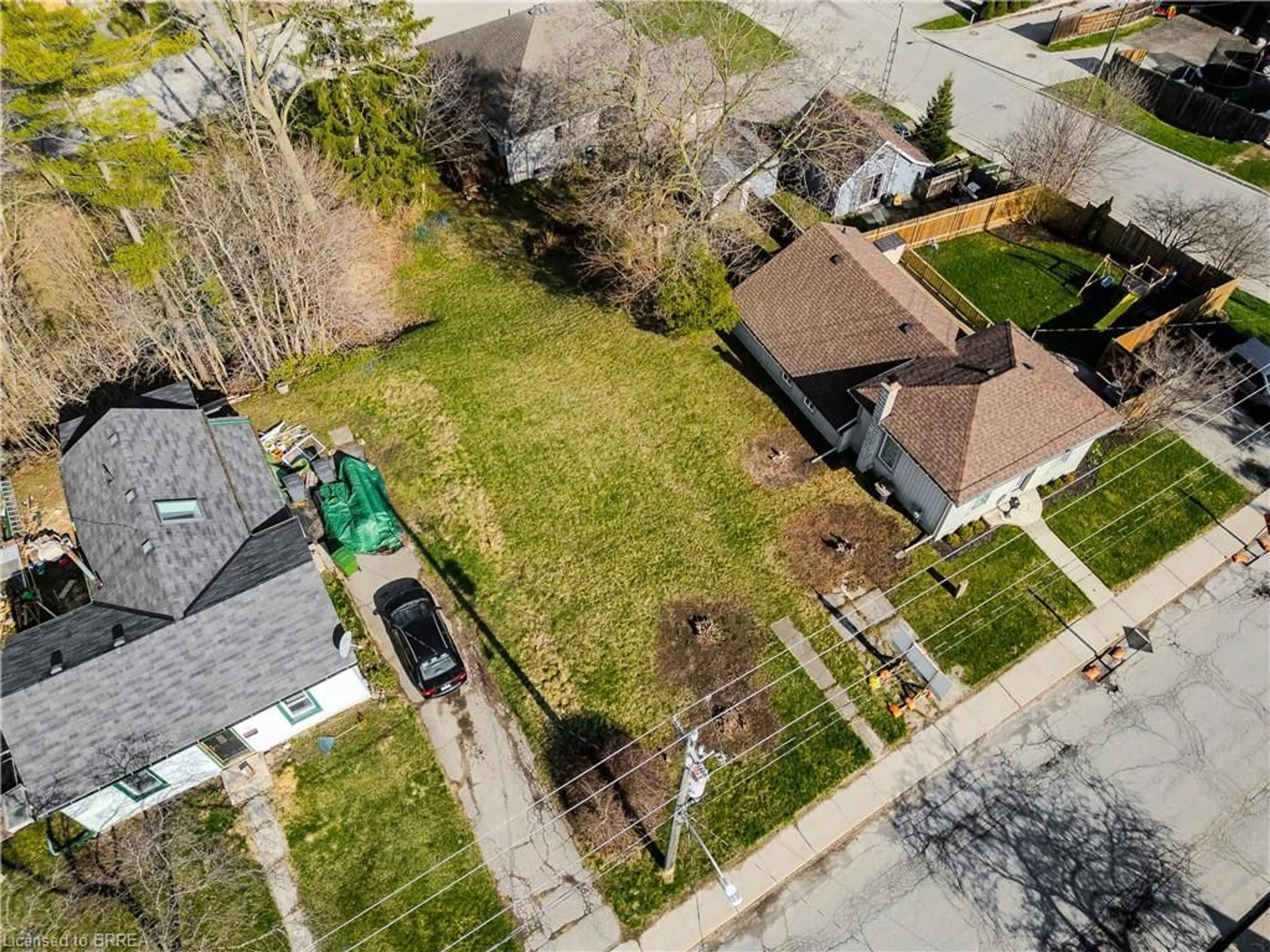 A pic from outside/outdoor area/front of a property/back of a property/a pic from drone, street for 32 Washington St, Paris Ontario N3L 2A5