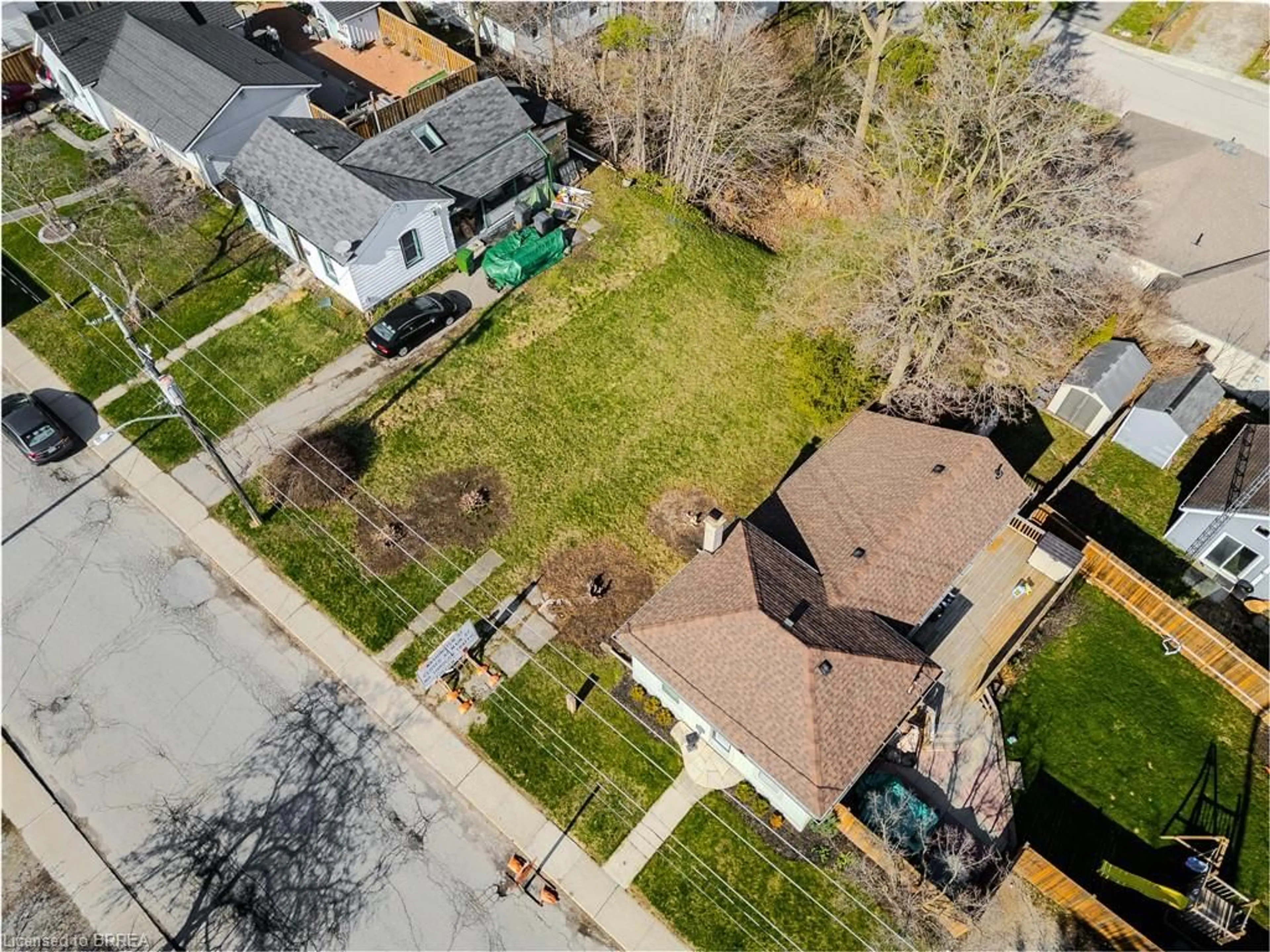 A pic from outside/outdoor area/front of a property/back of a property/a pic from drone, street for 32 Washington St, Paris Ontario N3L 2A5