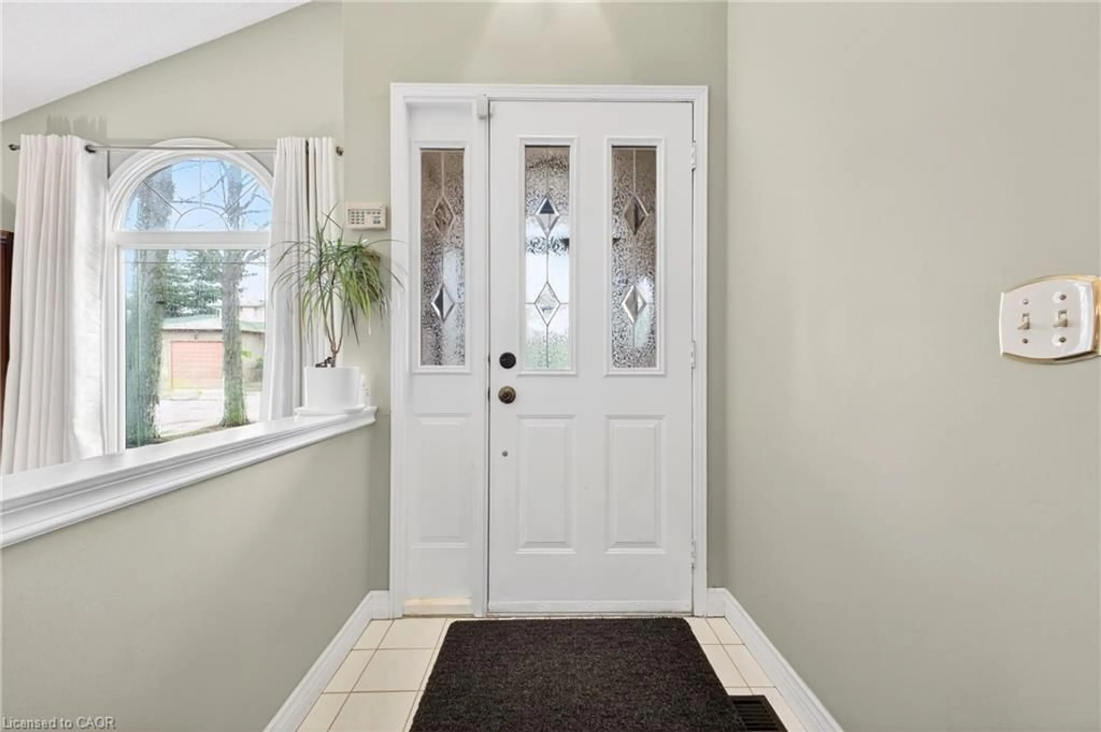 Indoor entryway for 22 Novoco Dr, Hamilton Ontario L9C 7E8