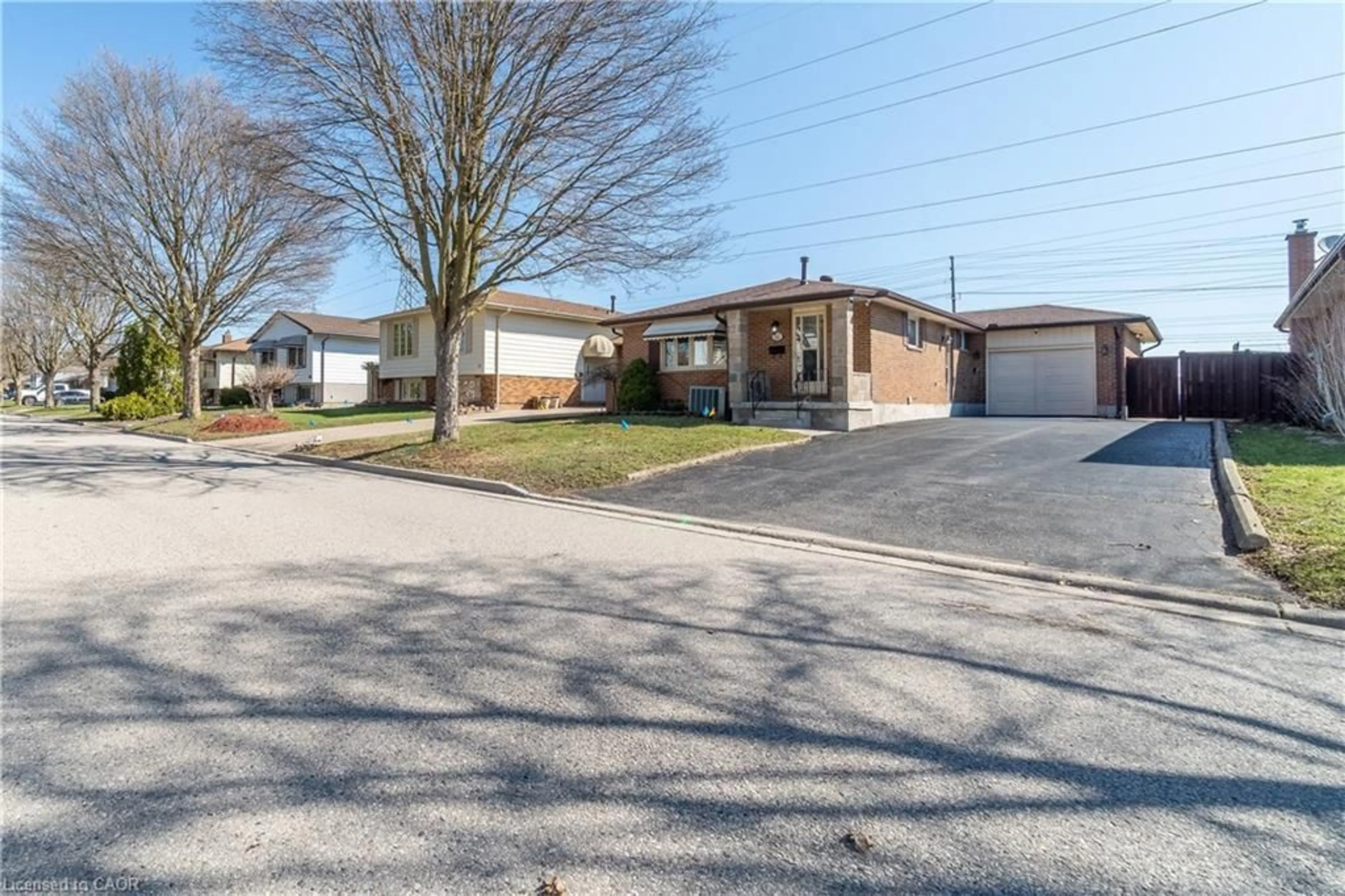 A pic from outside/outdoor area/front of a property/back of a property/a pic from drone, street for 60 Lysanda Ave, London Ontario N5Z 4L3