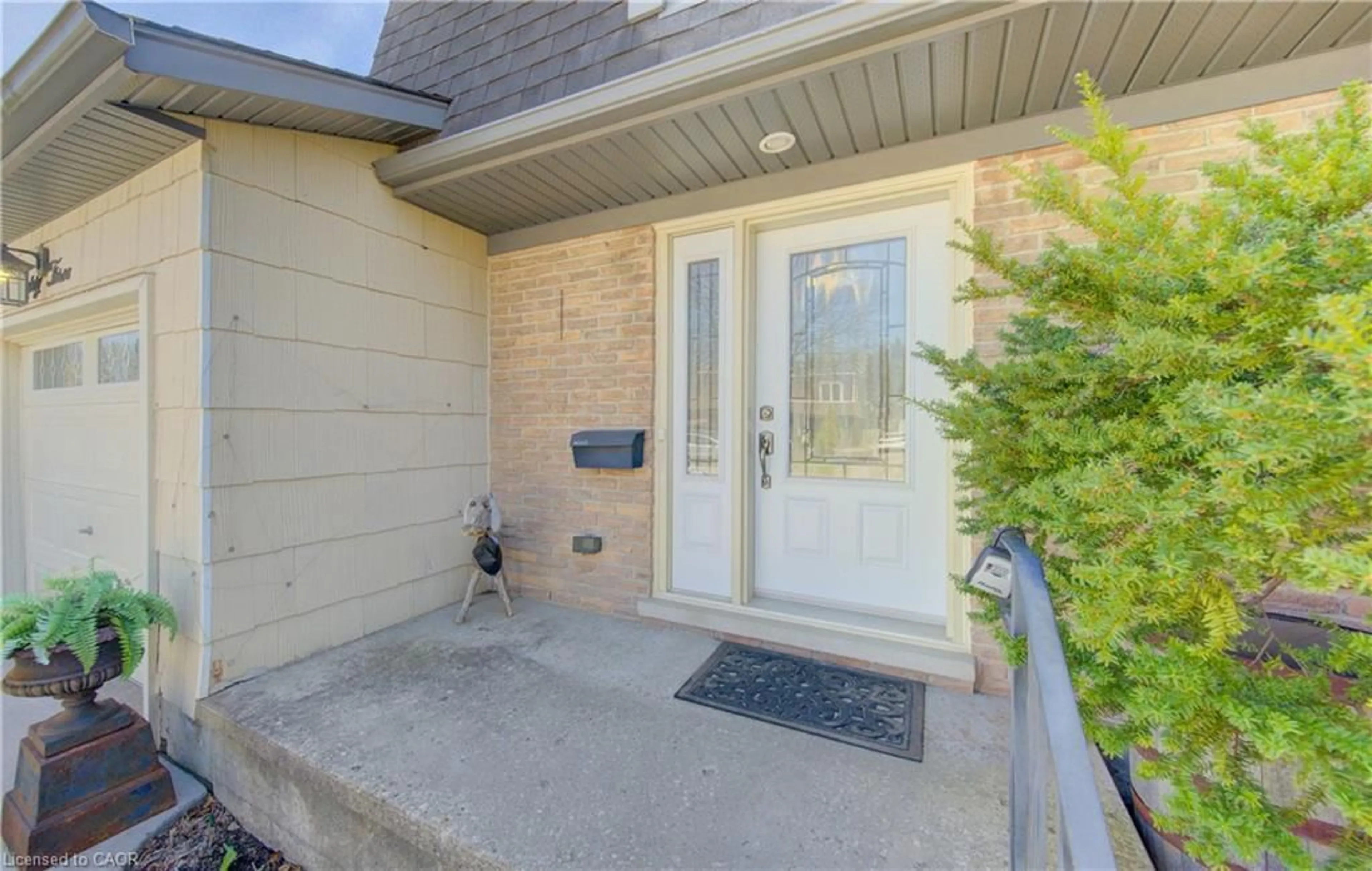 Indoor entryway for 83 Manor Dr, Kitchener Ontario N2A 2T9