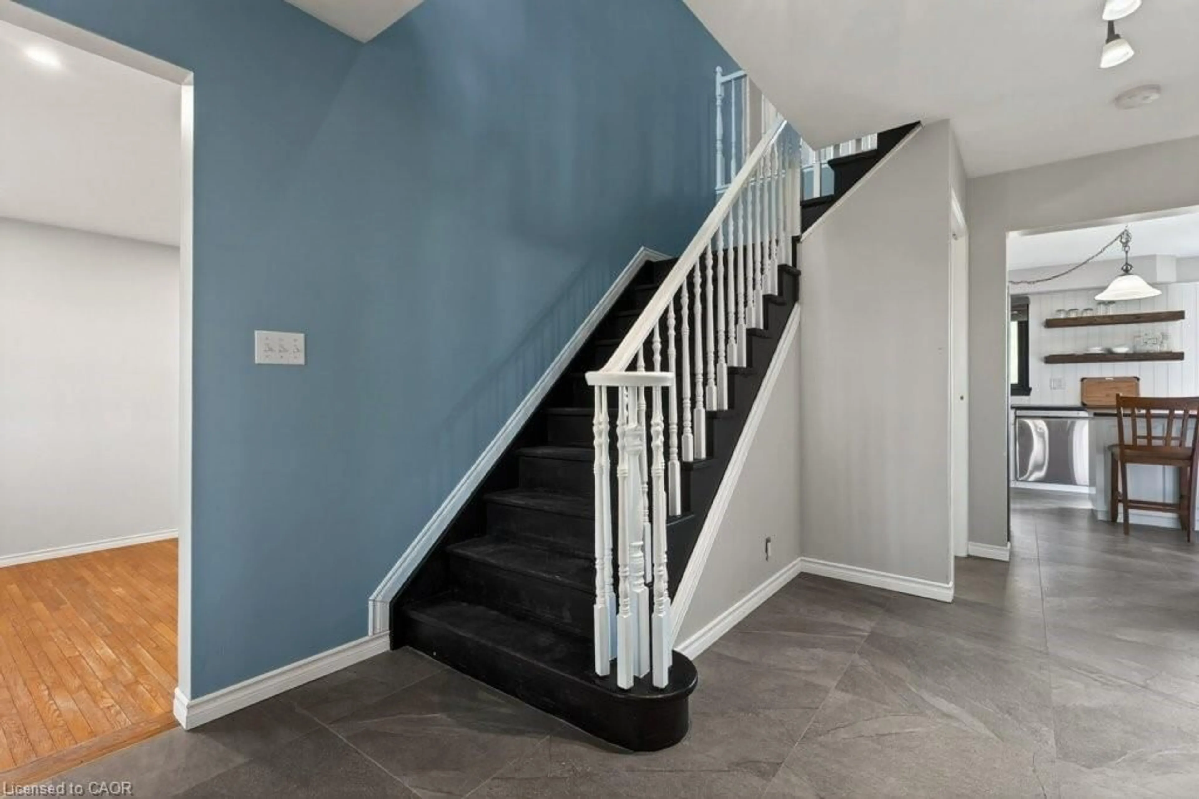 Stairs for 16 Marshagen Rd, Dunnville Ontario N1A 2W2