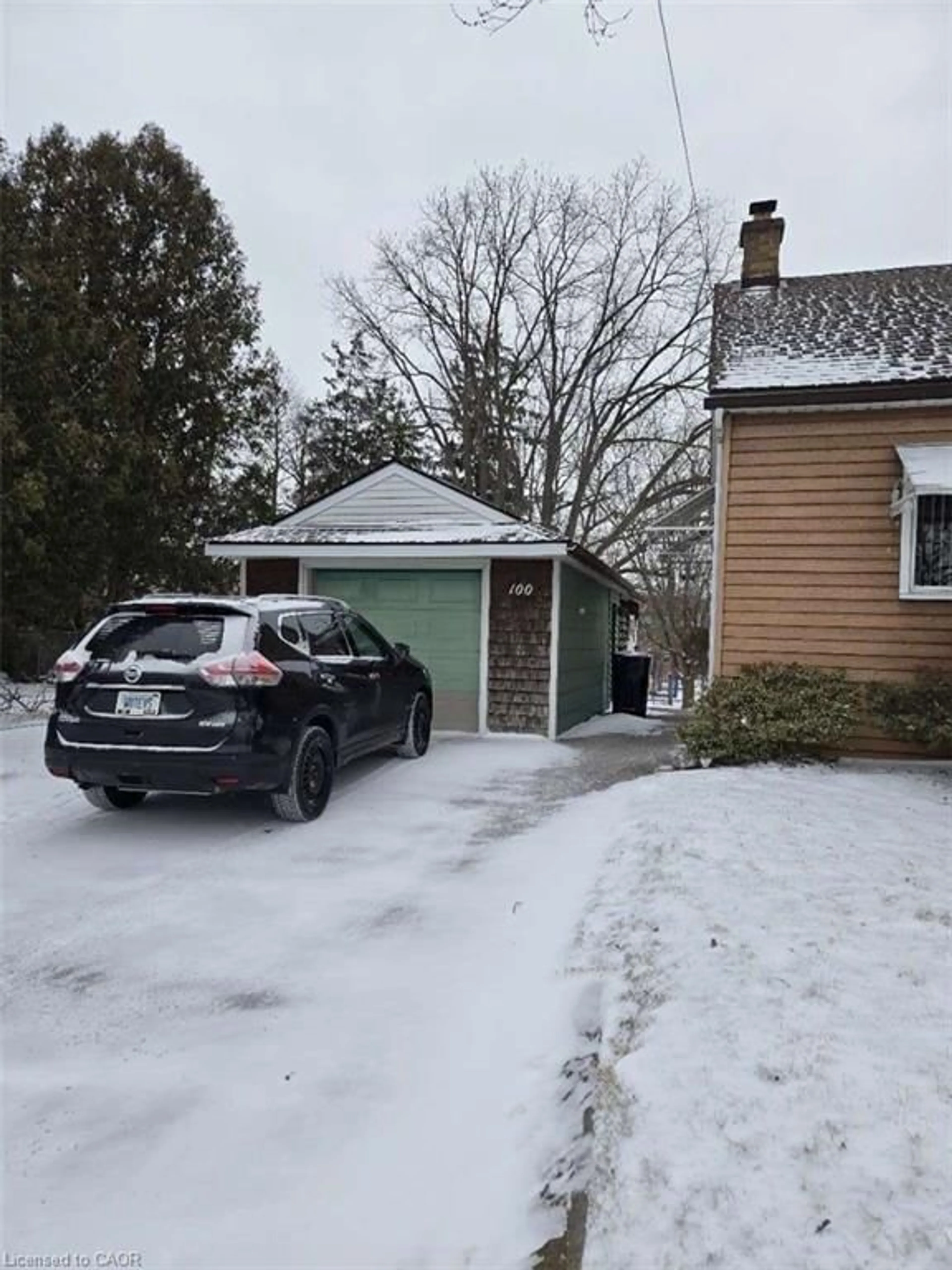 Indoor garage for 100 North Dr, Kitchener Ontario N2M 1K8