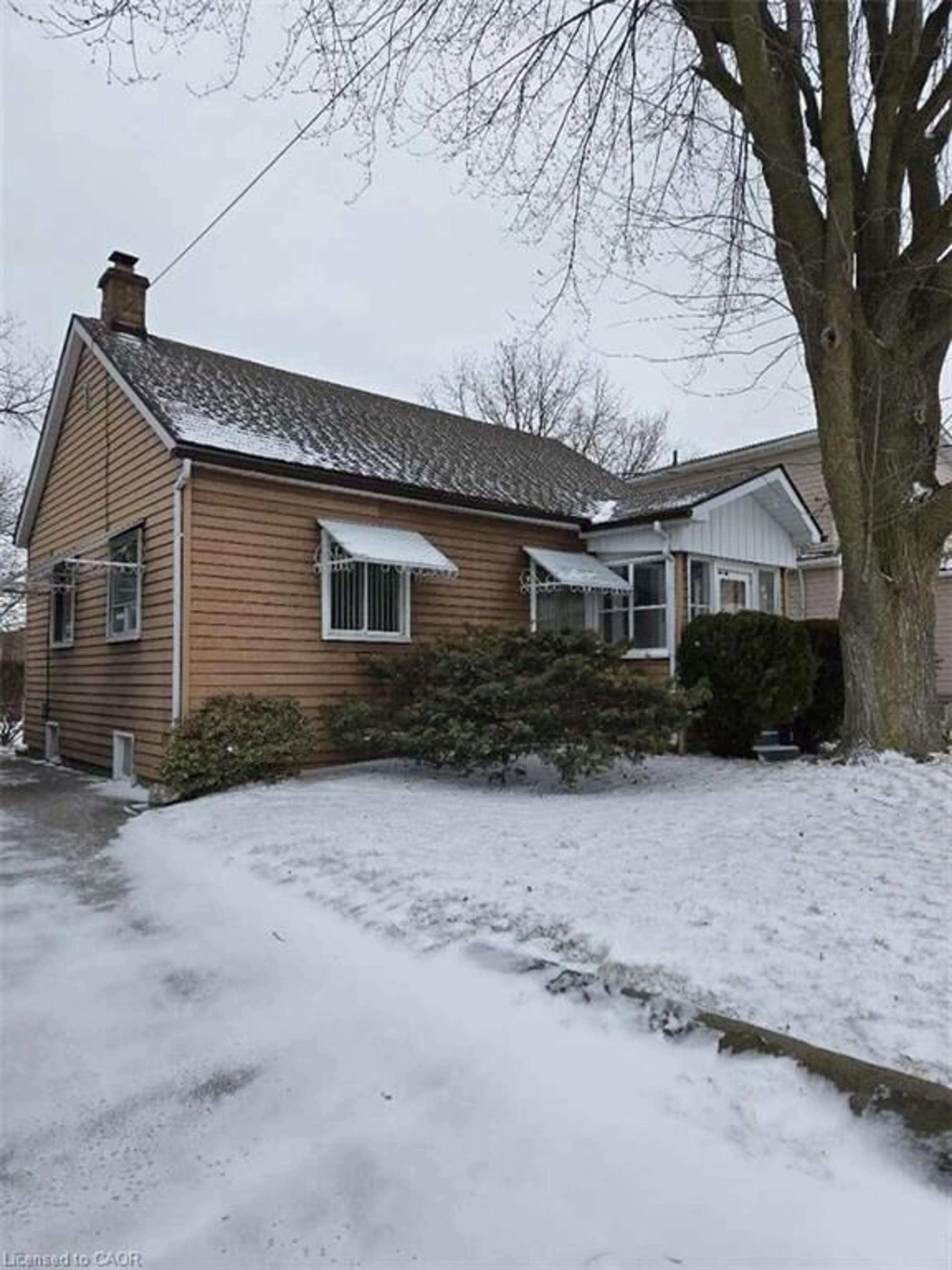 Home with vinyl exterior material, street for 100 North Dr, Kitchener Ontario N2M 1K8