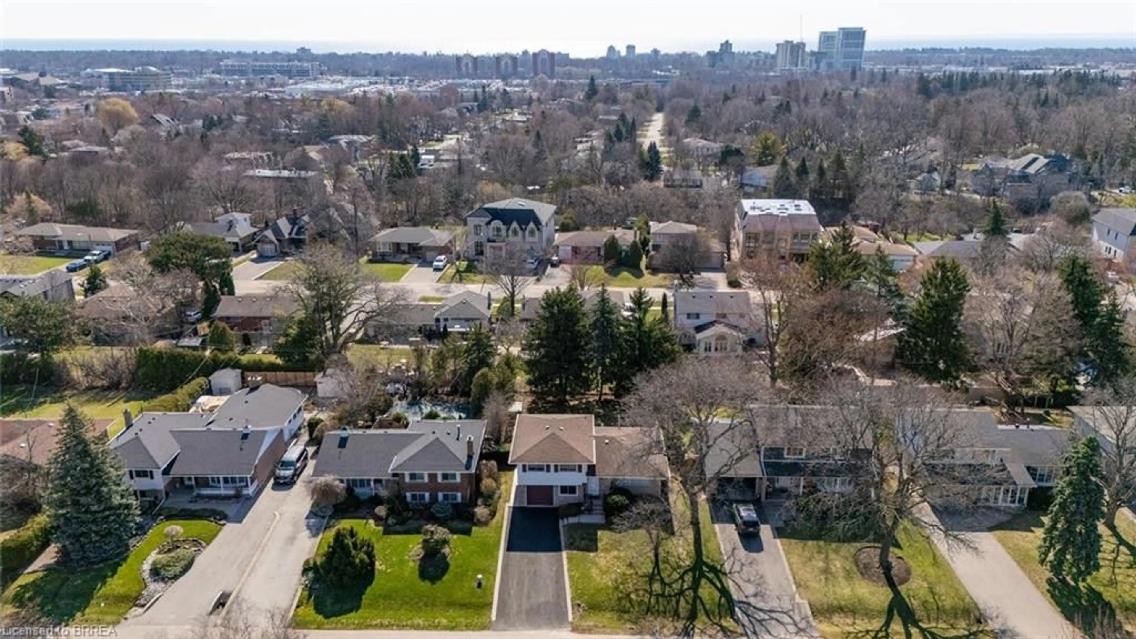 A pic from outside/outdoor area/front of a property/back of a property/a pic from drone, city buildings view from balcony for 44 Rayne Ave, Oakville Ontario L6H 1C2